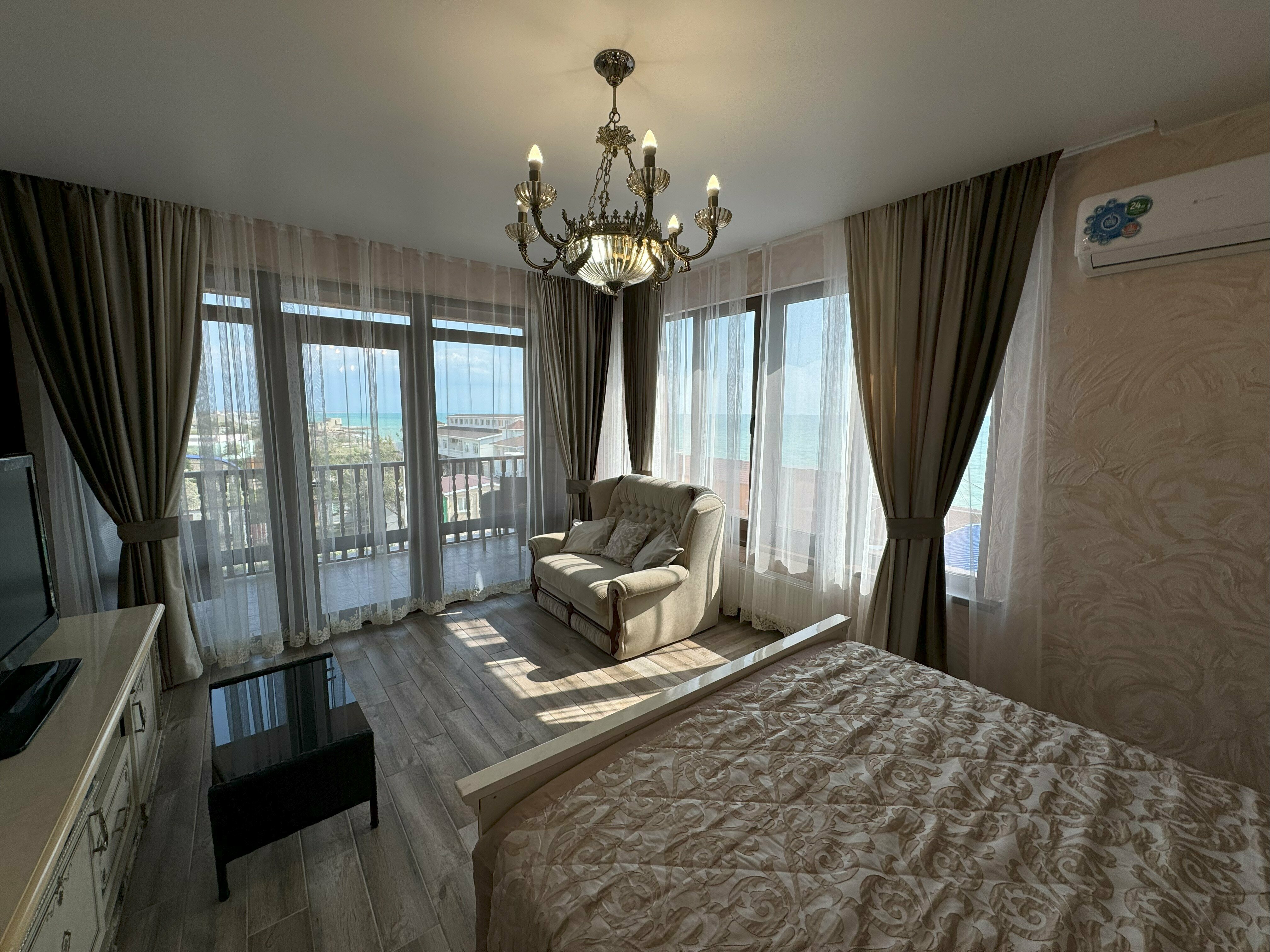 №12 Улучшенные двухкомнатные апартаменты люкс со своим балконом