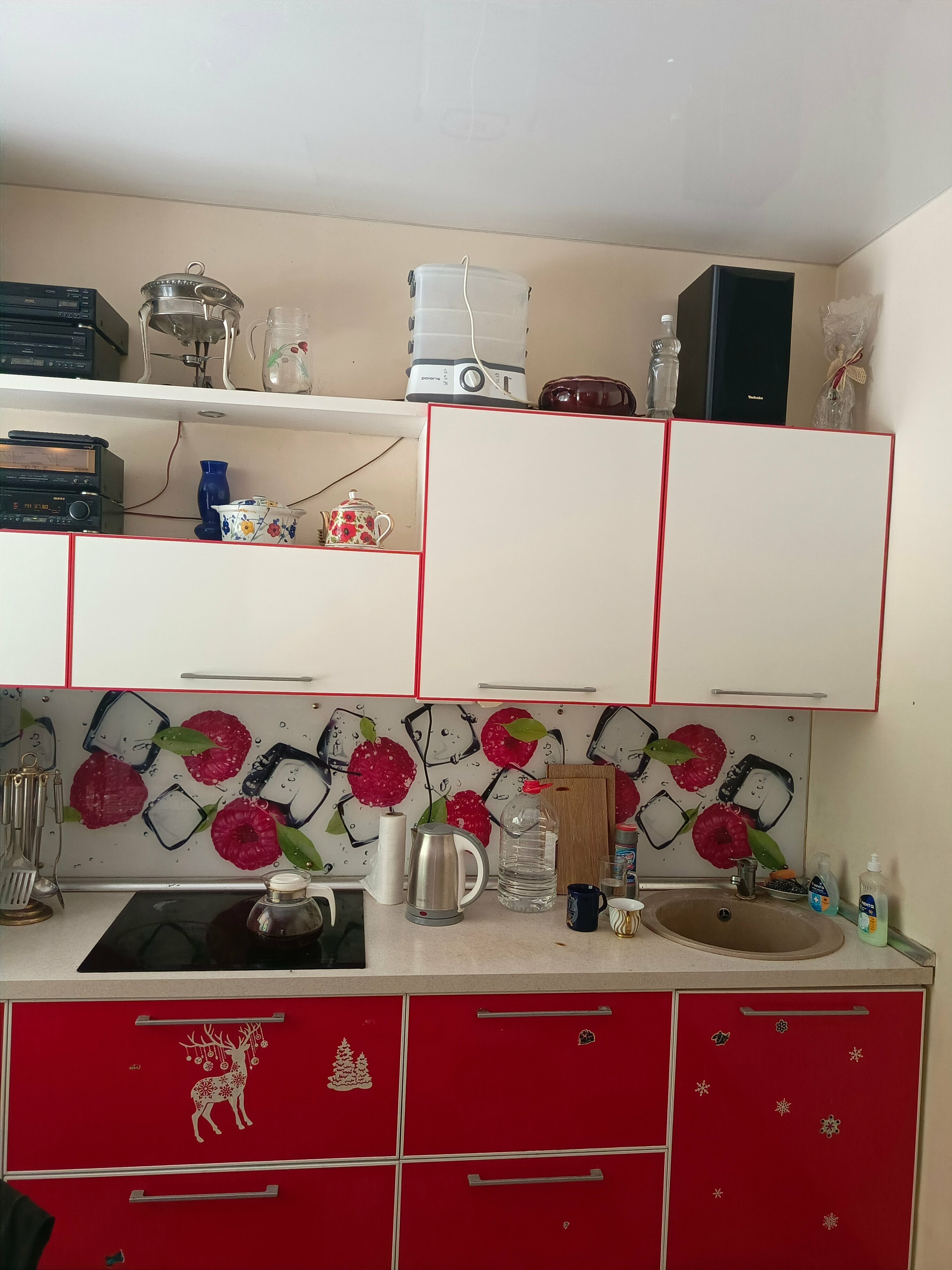 Дом у протоки и рядом озера.