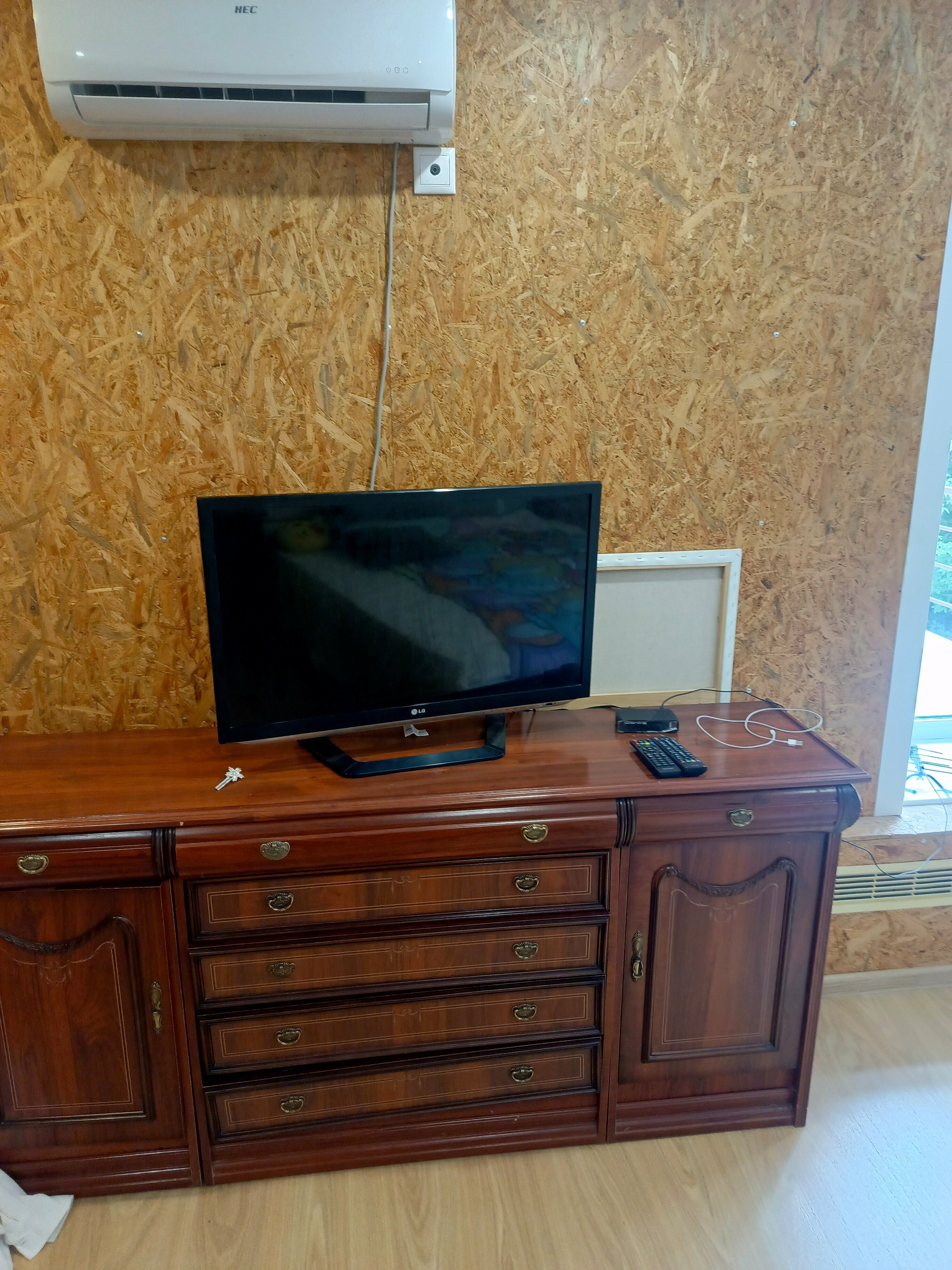 Дом у протоки и рядом озера.