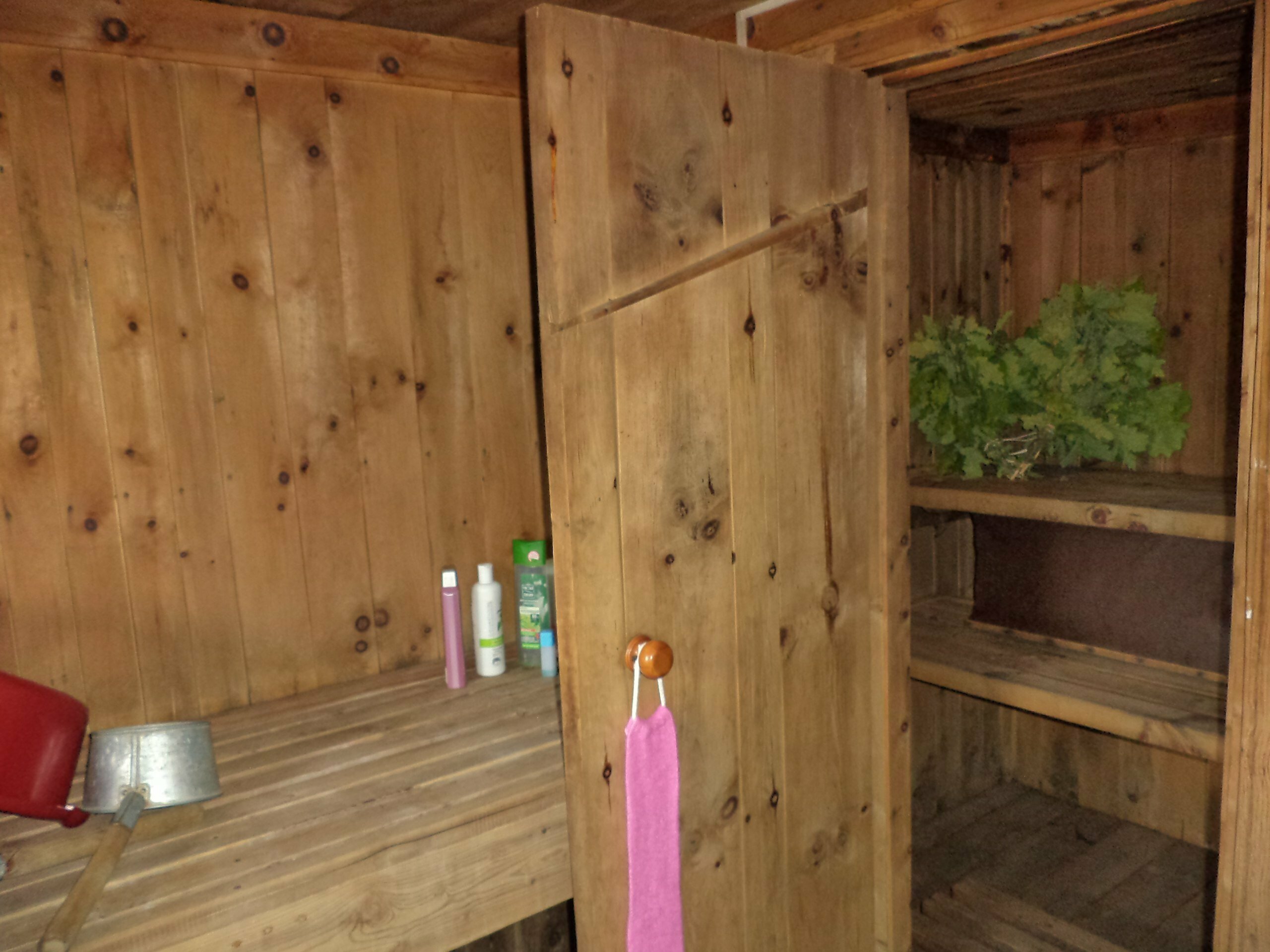 Односпальная кровать в общем номере для мужчин и женщин