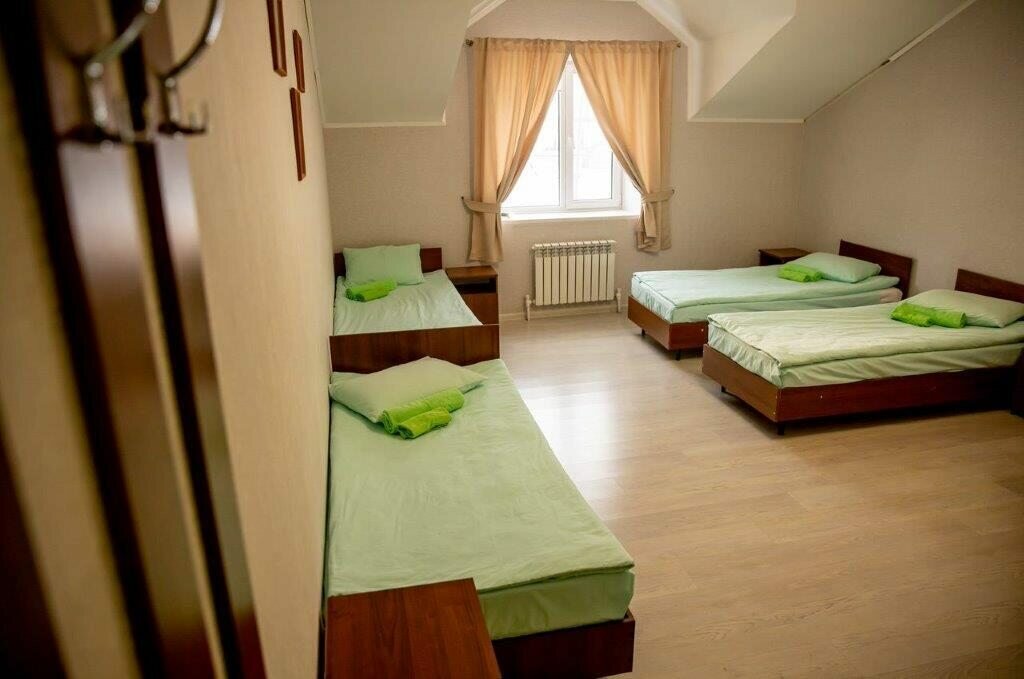 Односпальная кровать в общем номере с 4 кроватями