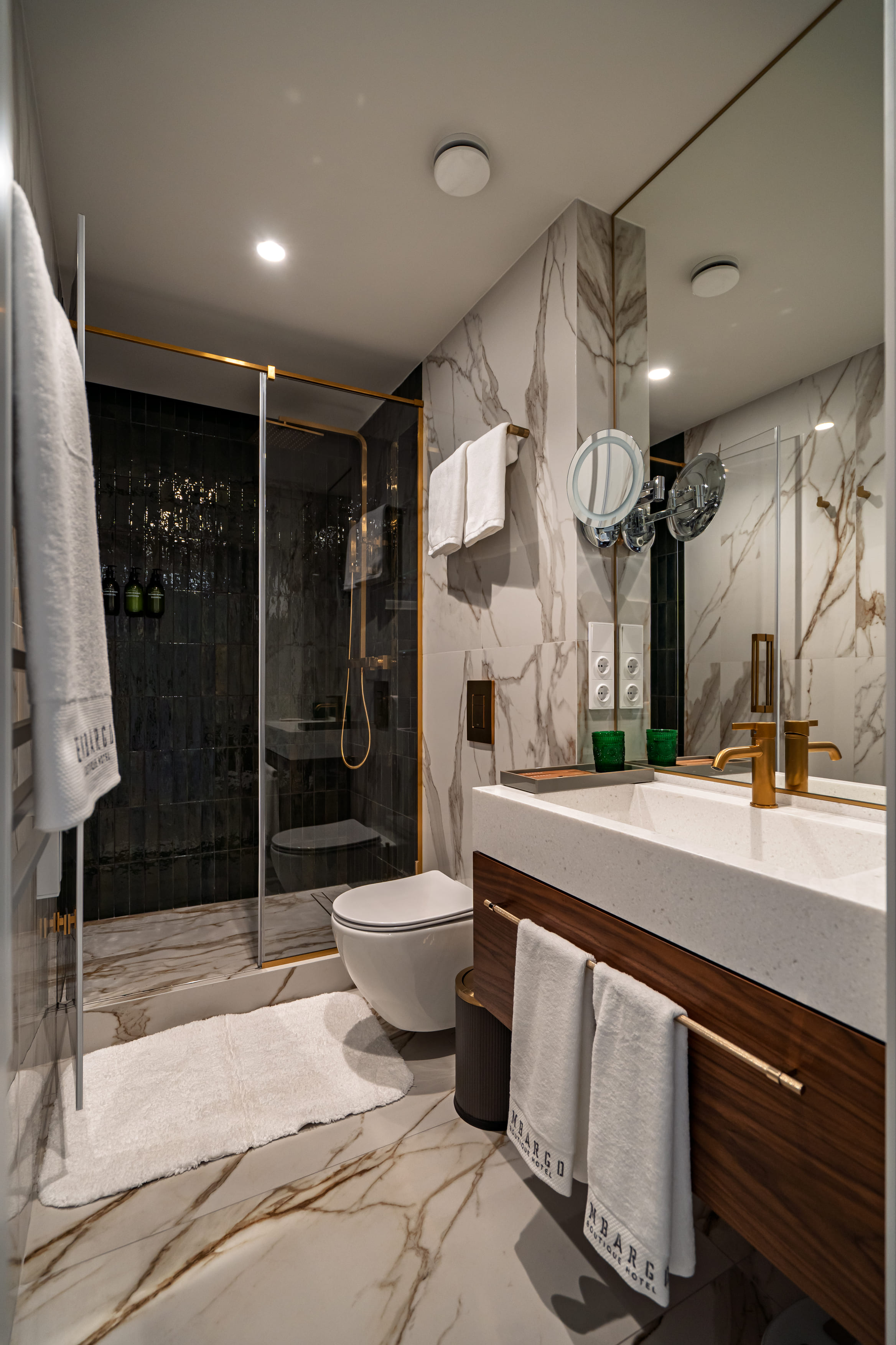 Двухместный номер с двуспальной кроватью и дополнительной кроватью