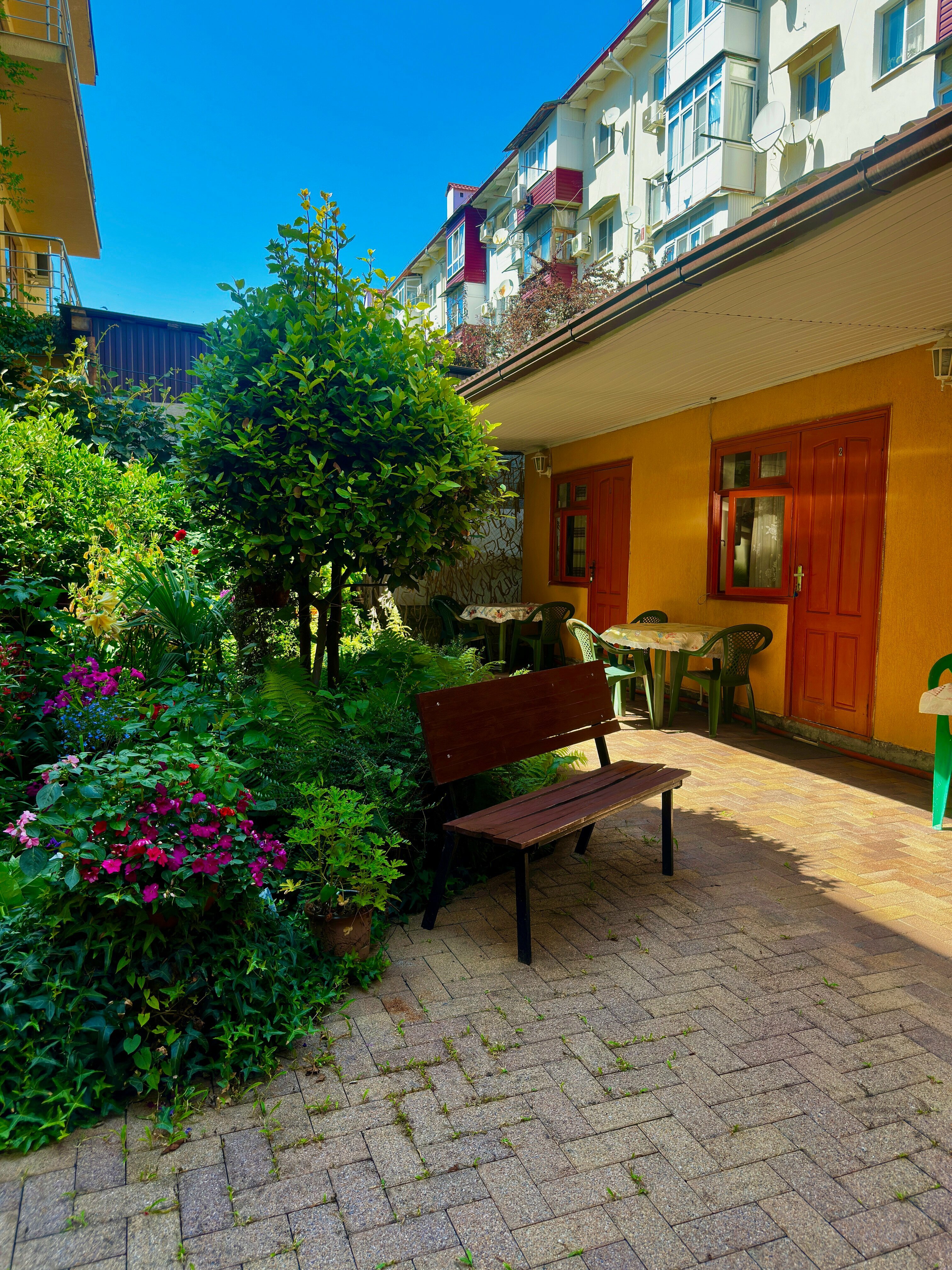 Трехместный номер с общей ванной комнатой