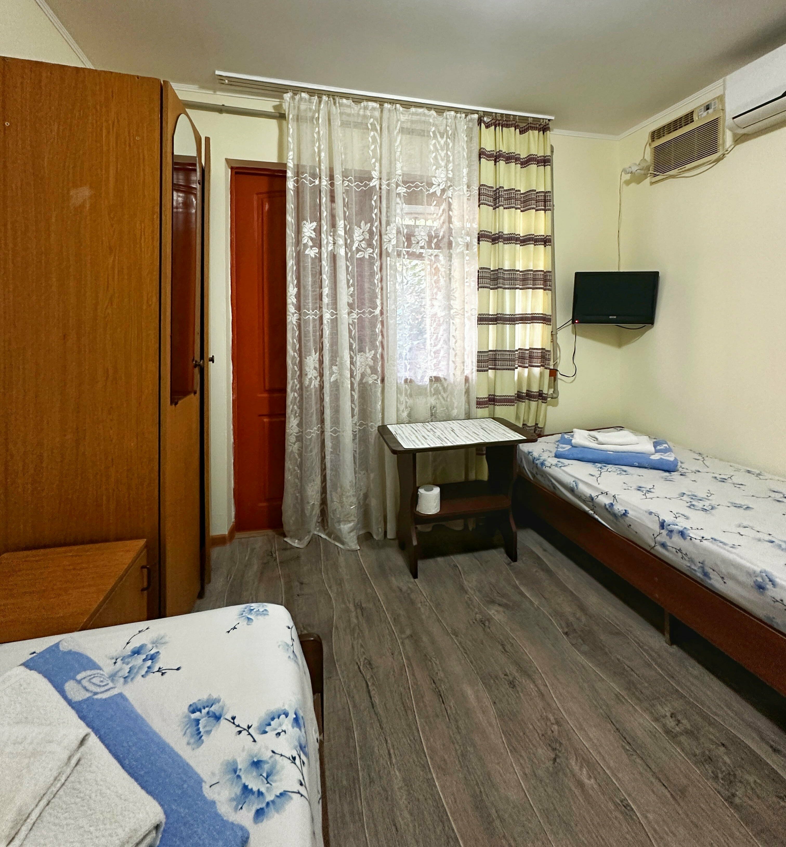 Трехместный номер с общей ванной комнатой