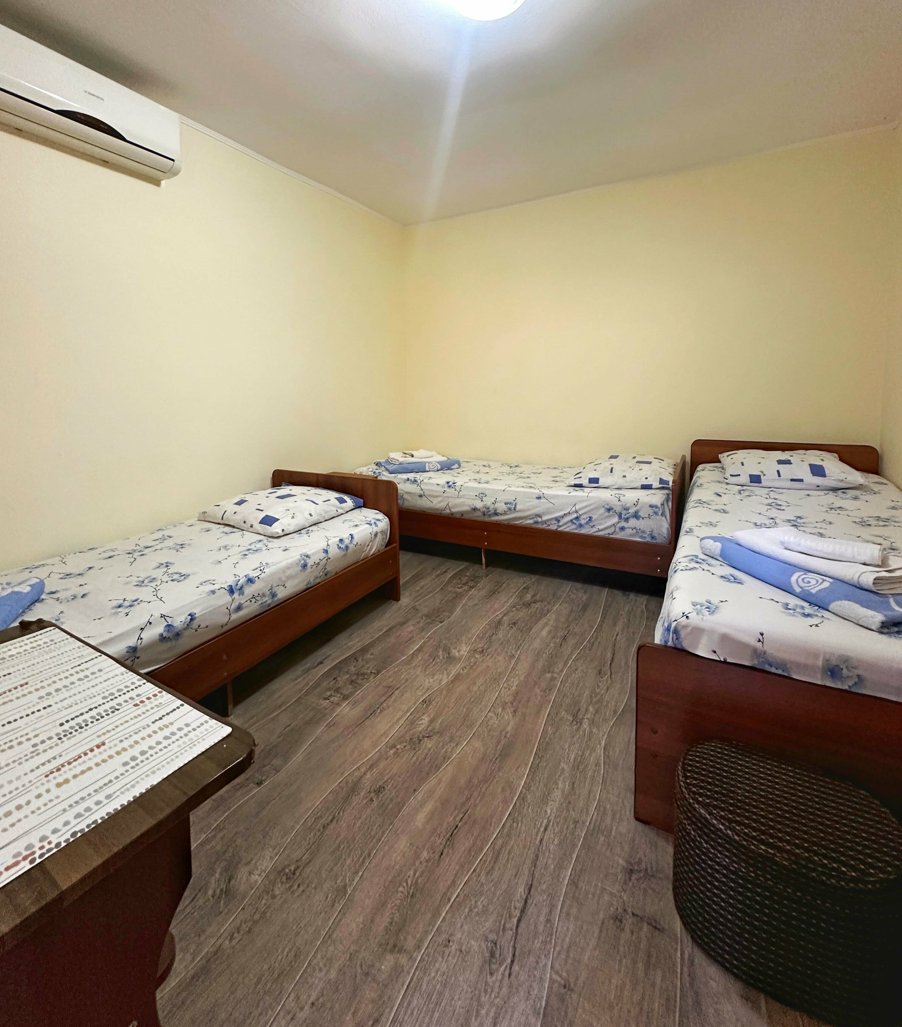 Трехместный номер с общей ванной комнатой