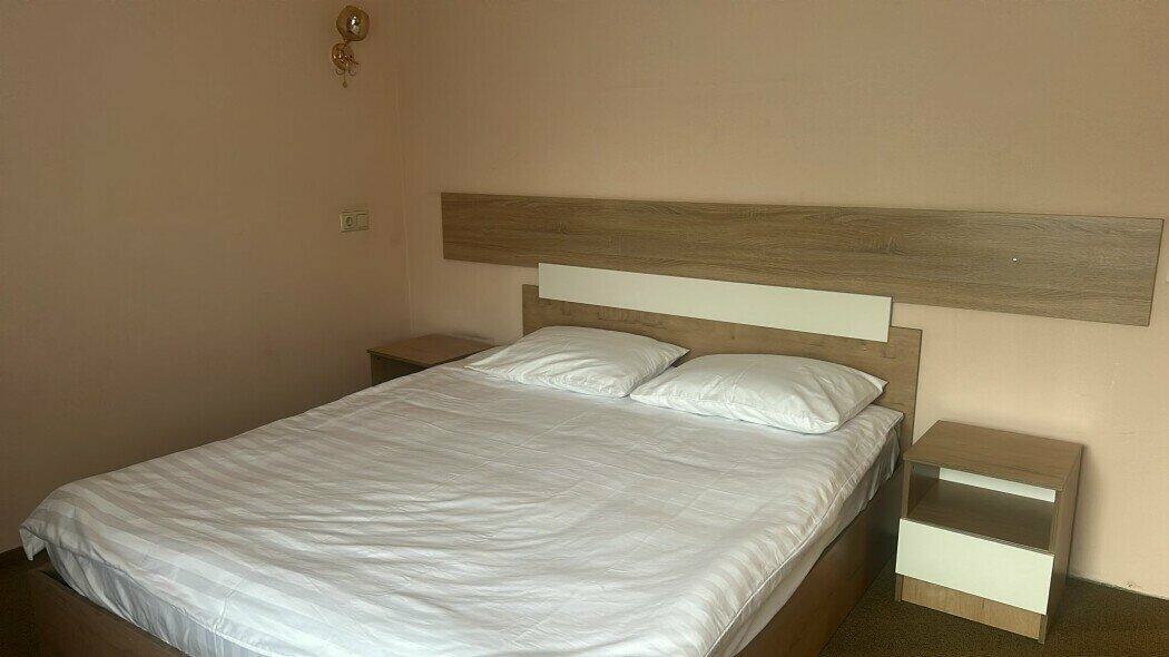 Двухместный номер эконом с двуспальной  кроватьяю  общей ванной комнатой