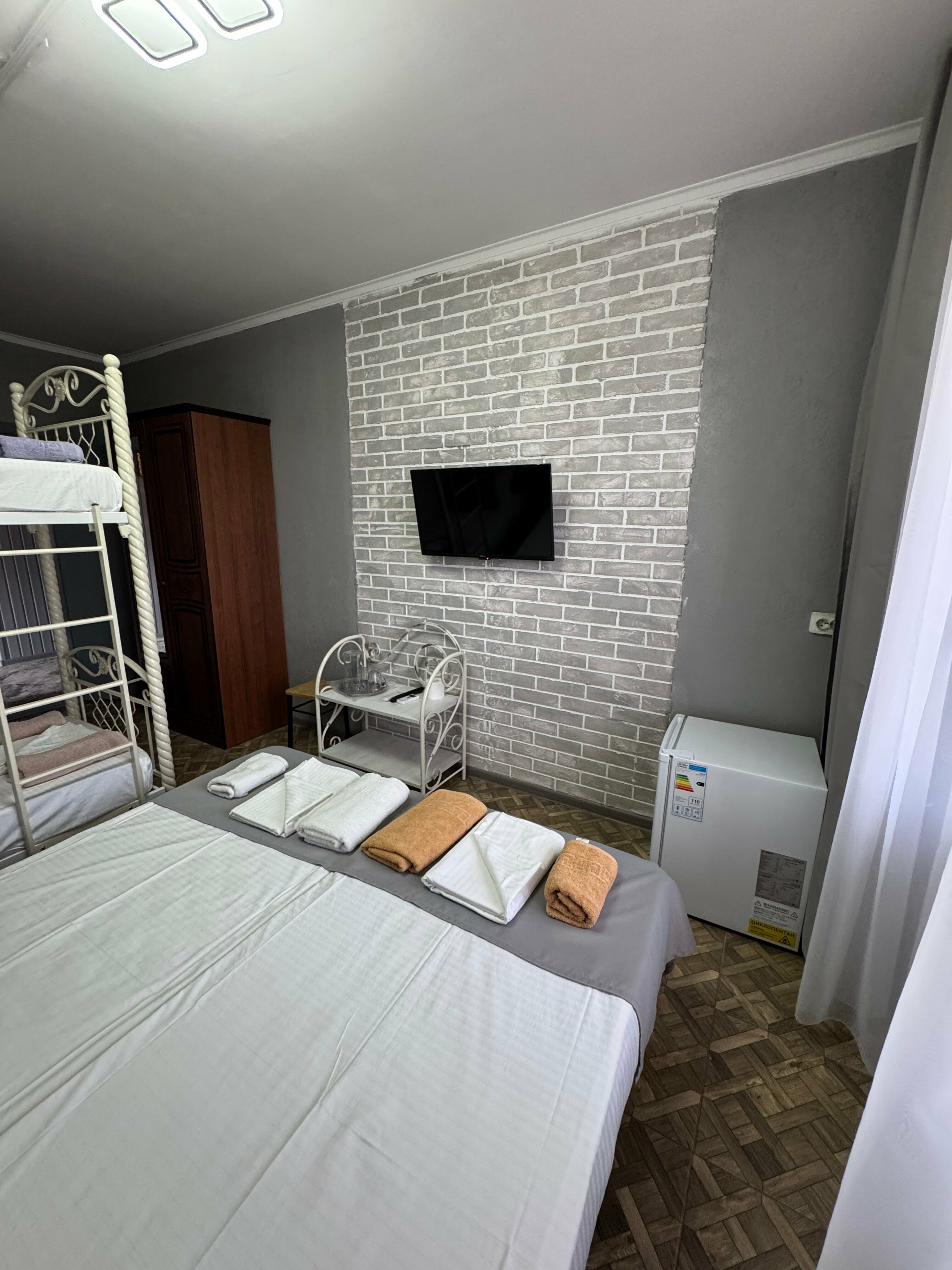 Семейный номер с боковым видом на море