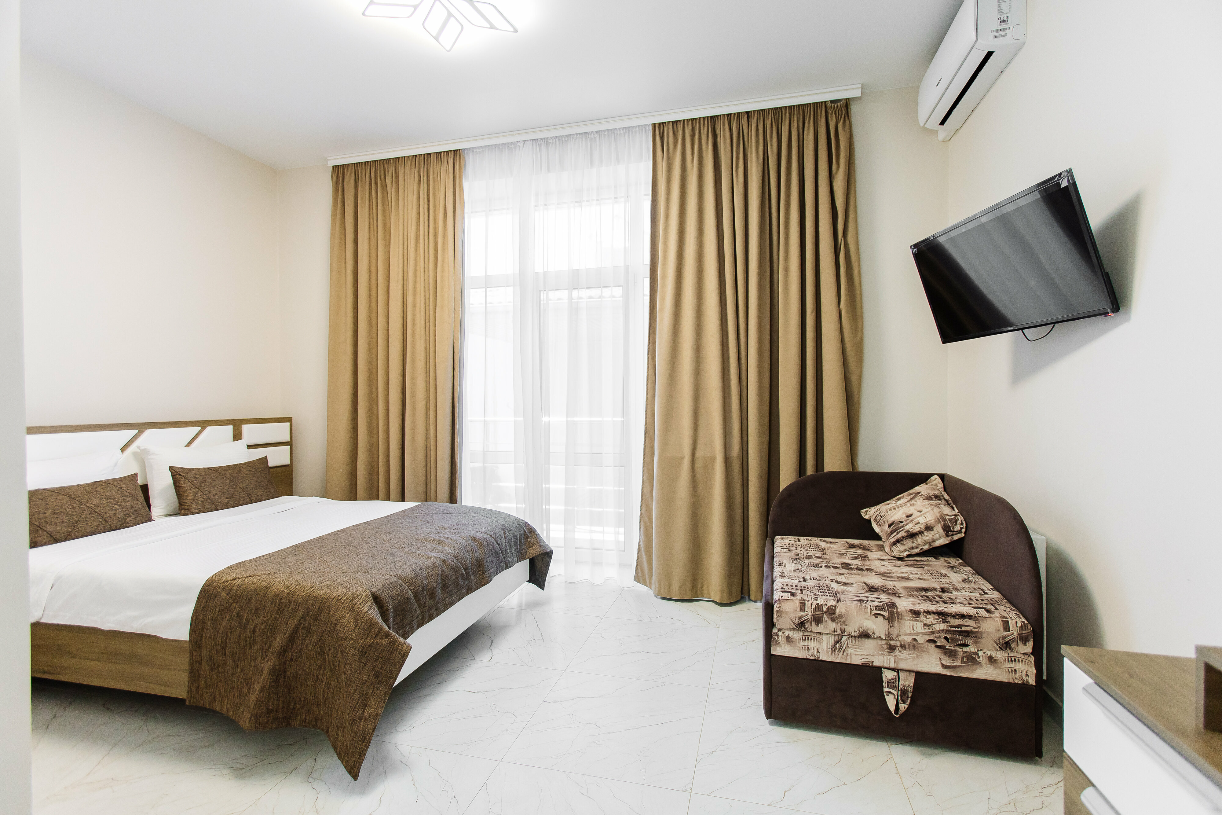 Трехместный номер с балконом