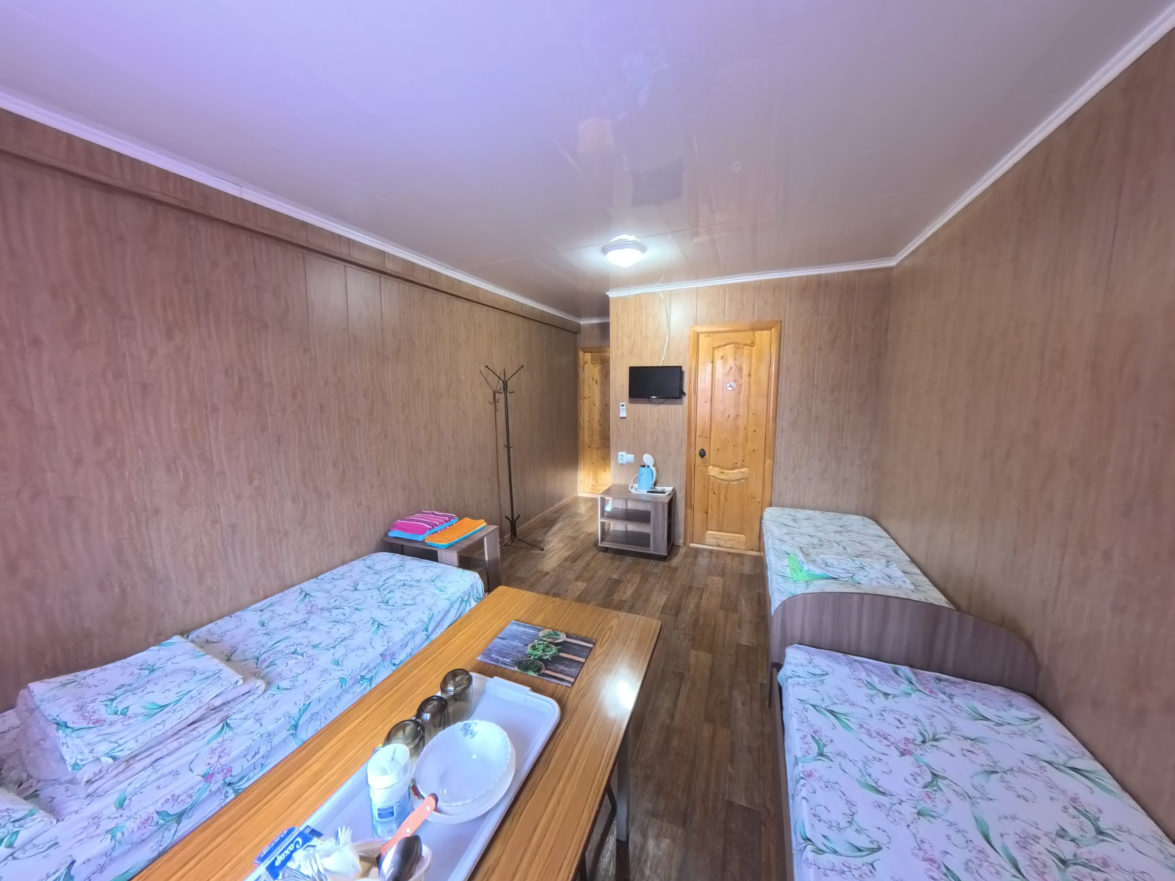 Трехместный номер с собственной ванной комнатой