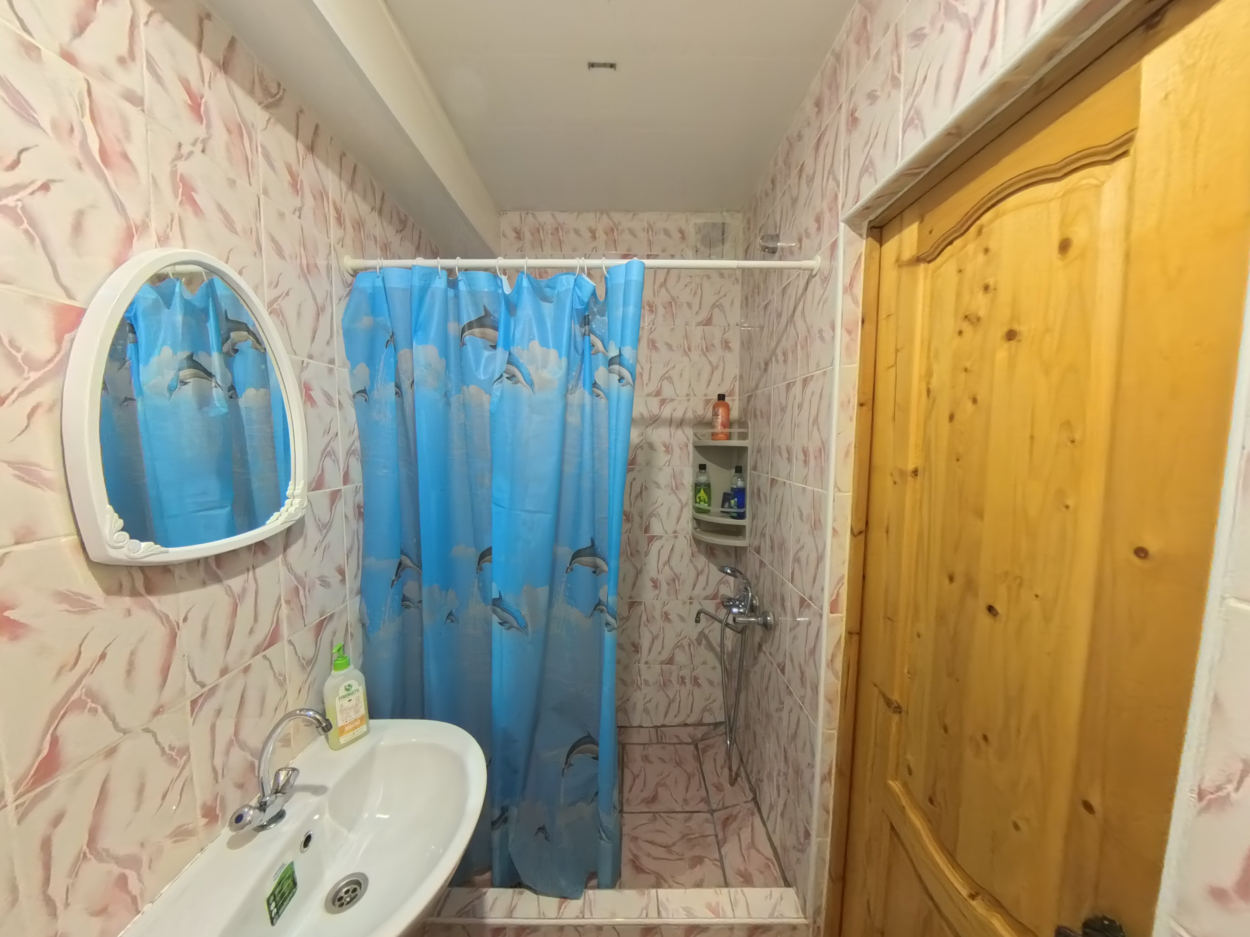 Трехместный номер с собственной ванной комнатой