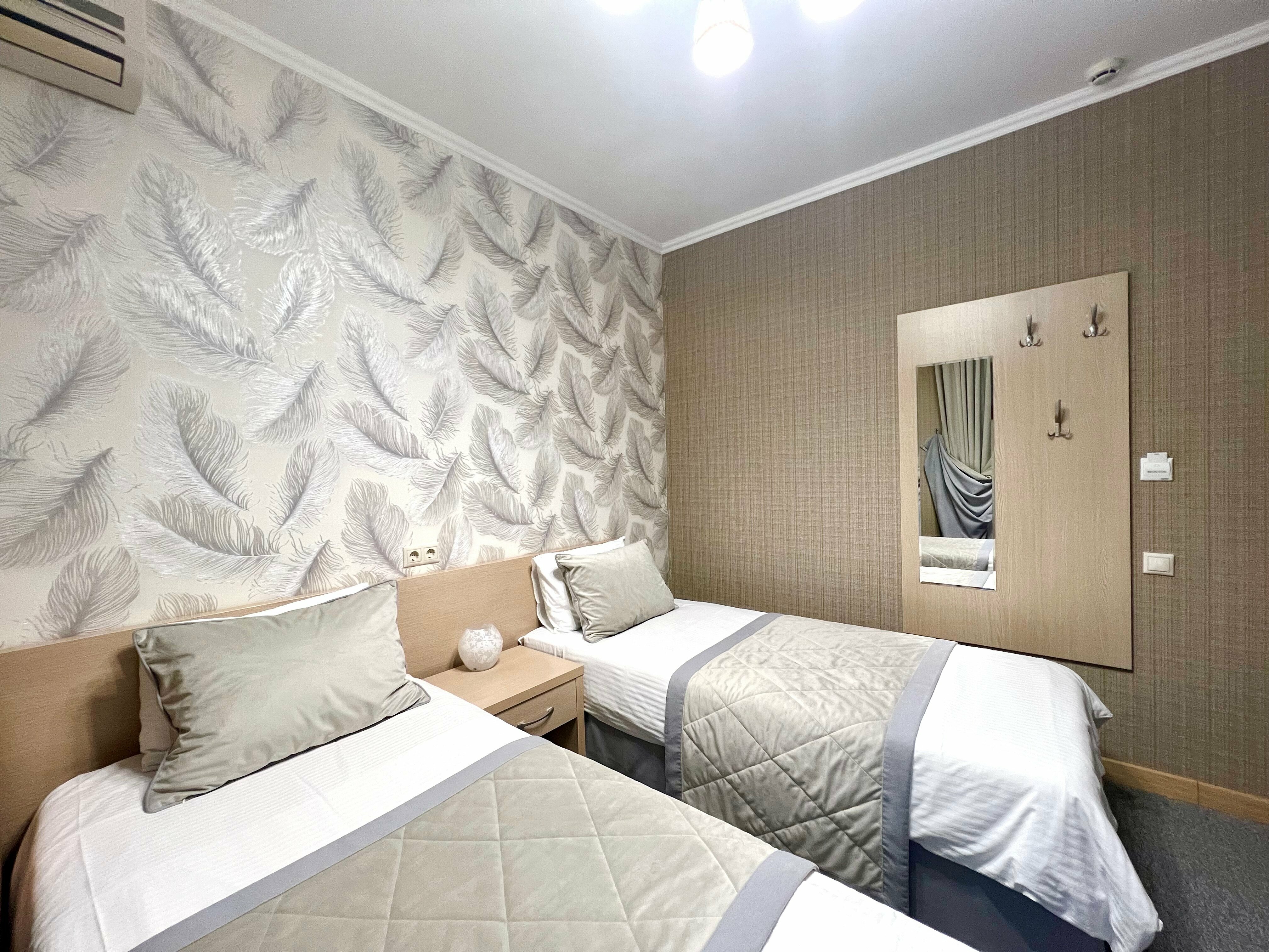 Небольшой двухместный номер с 2 отдельными кроватями