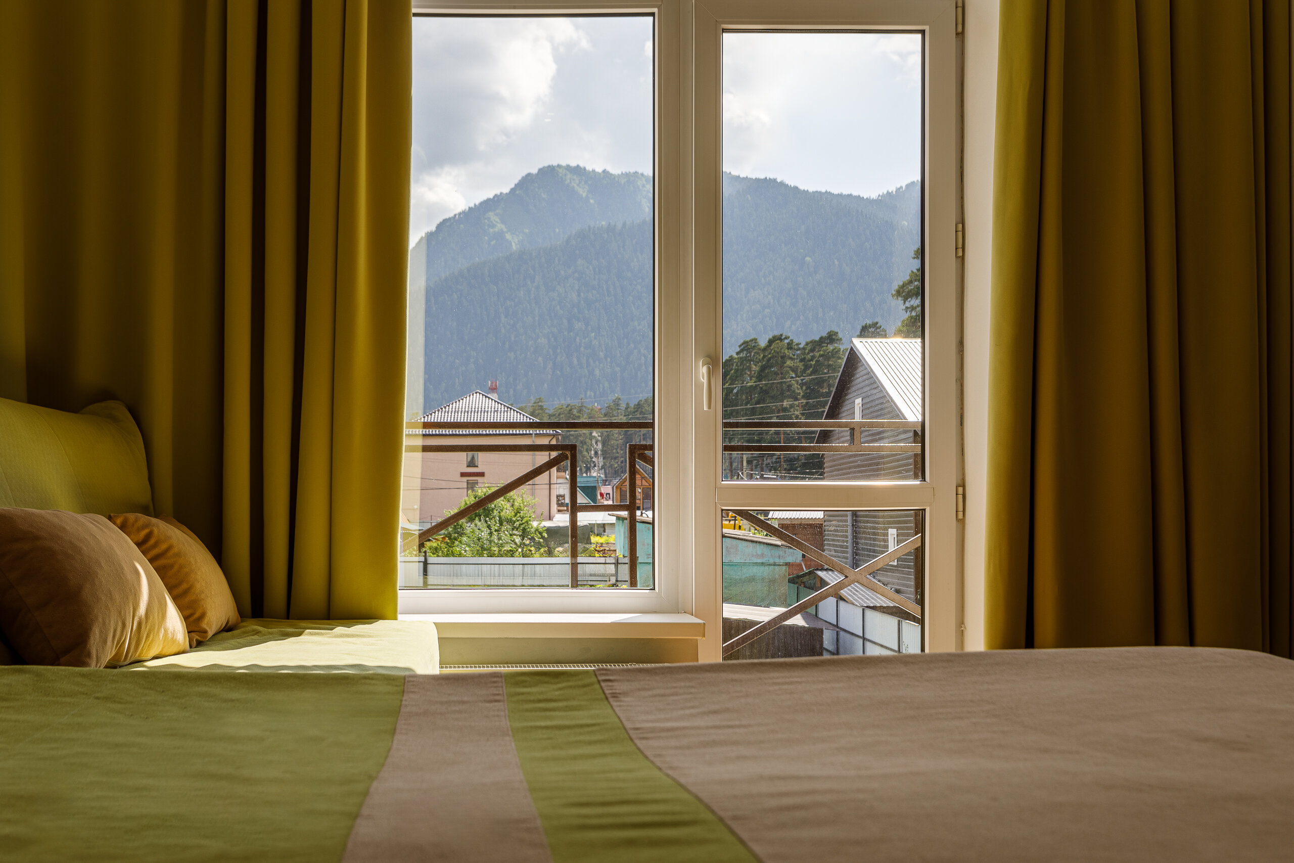 Трехместный номер с видом на горы