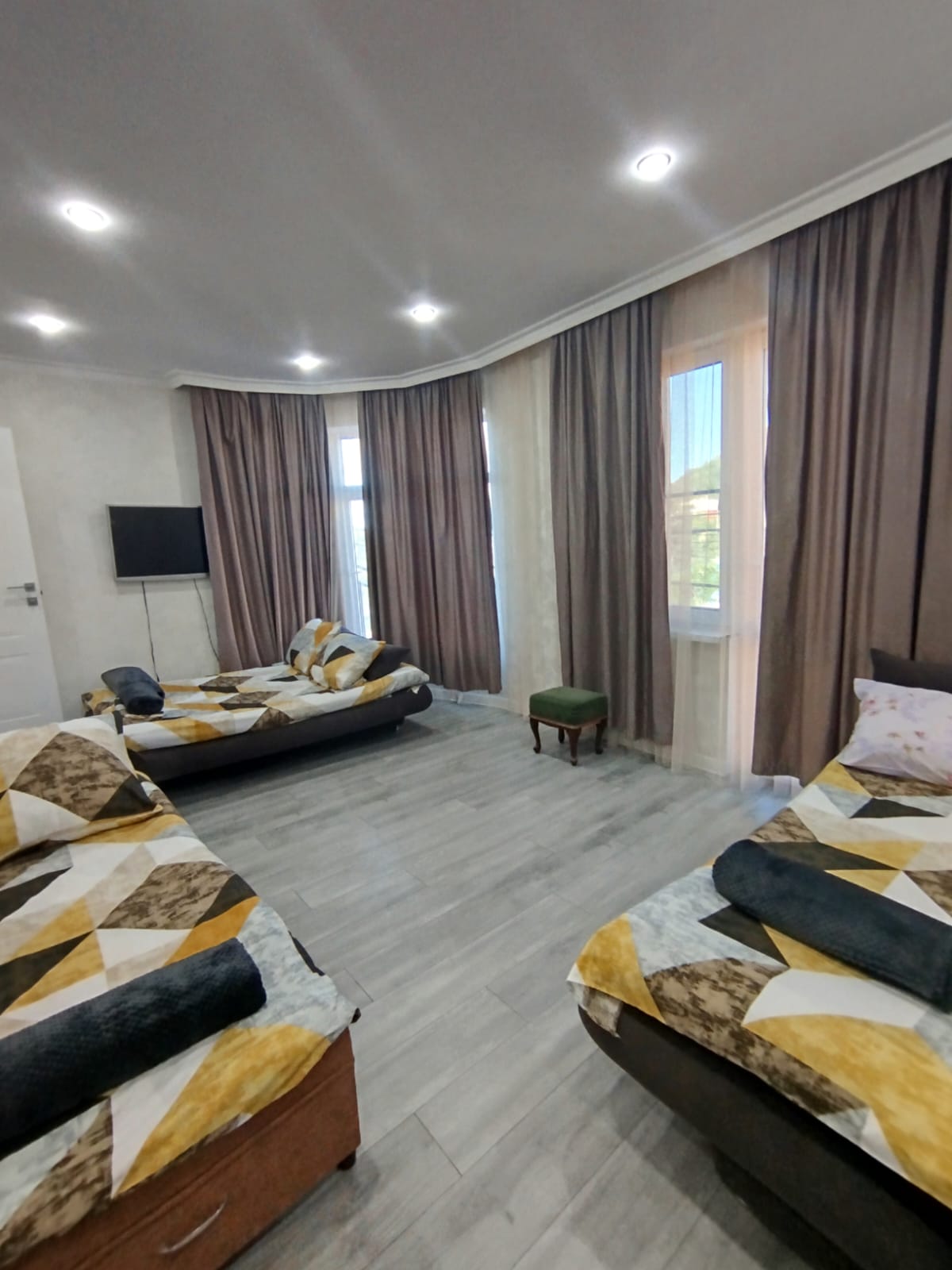 Семейный номер с боковым видом на море