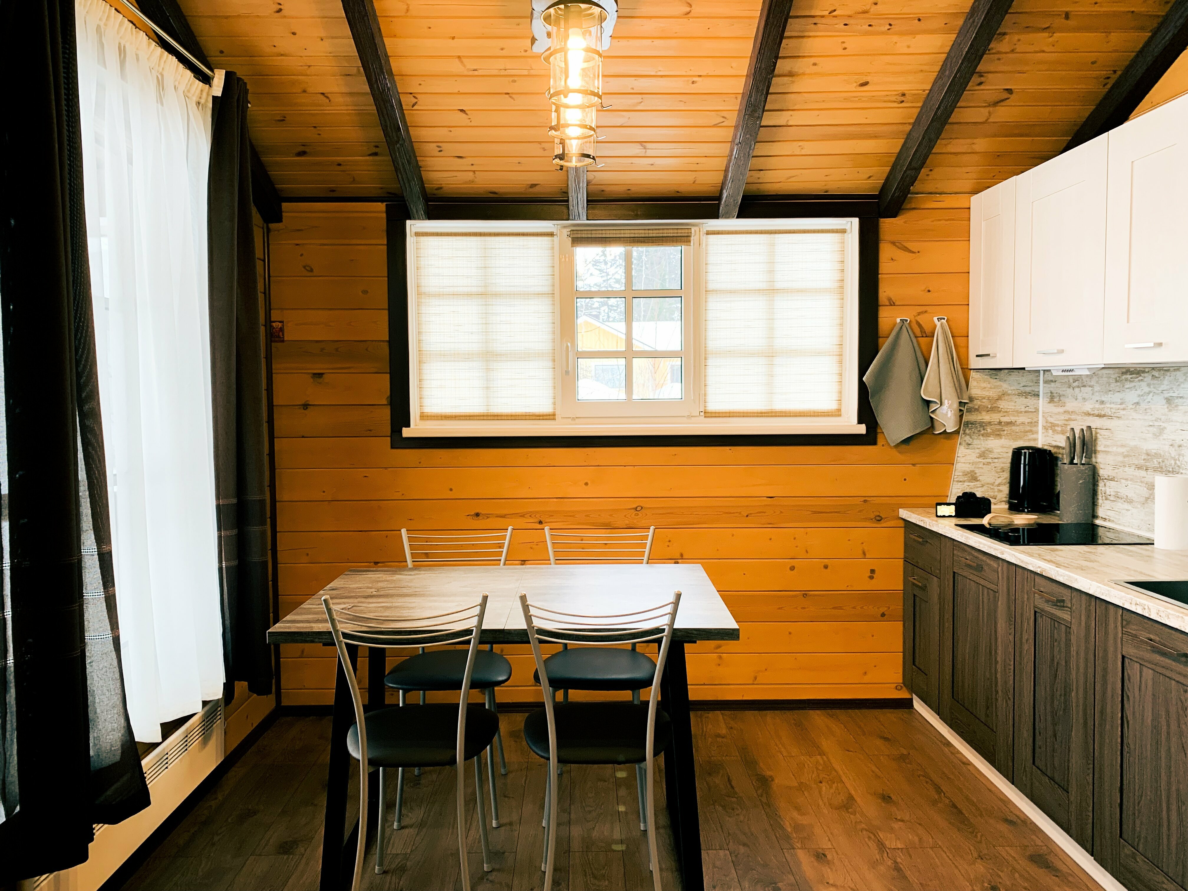 Семейный номер с видом на озеро