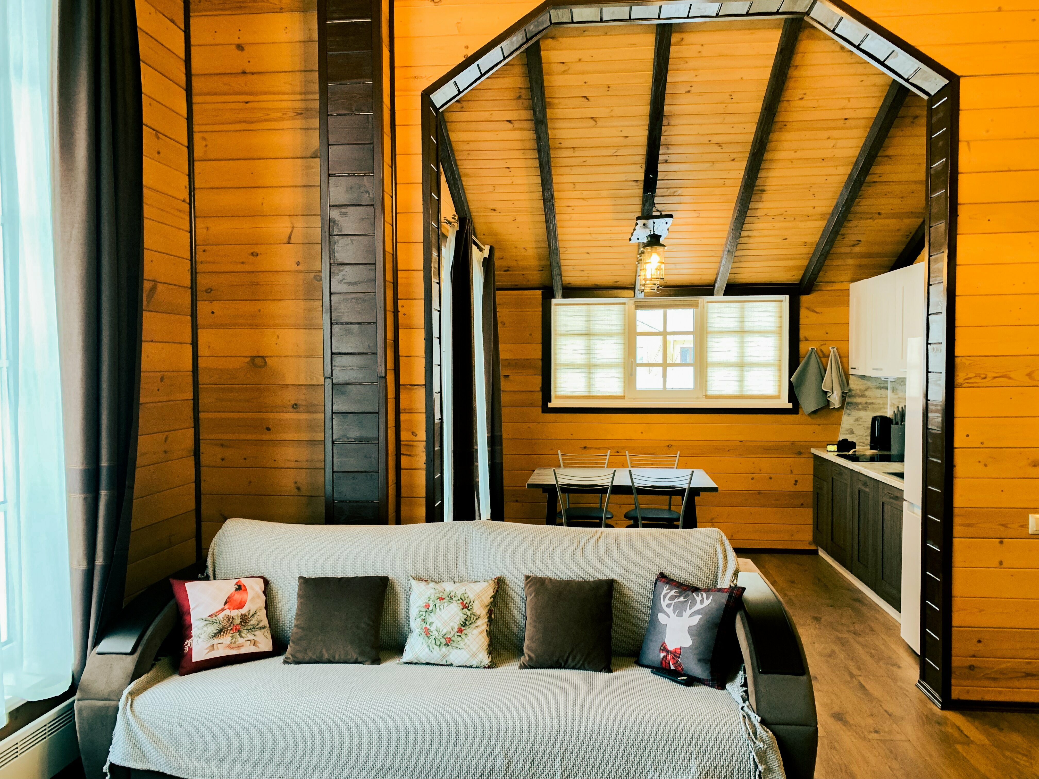 Семейный номер с видом на озеро