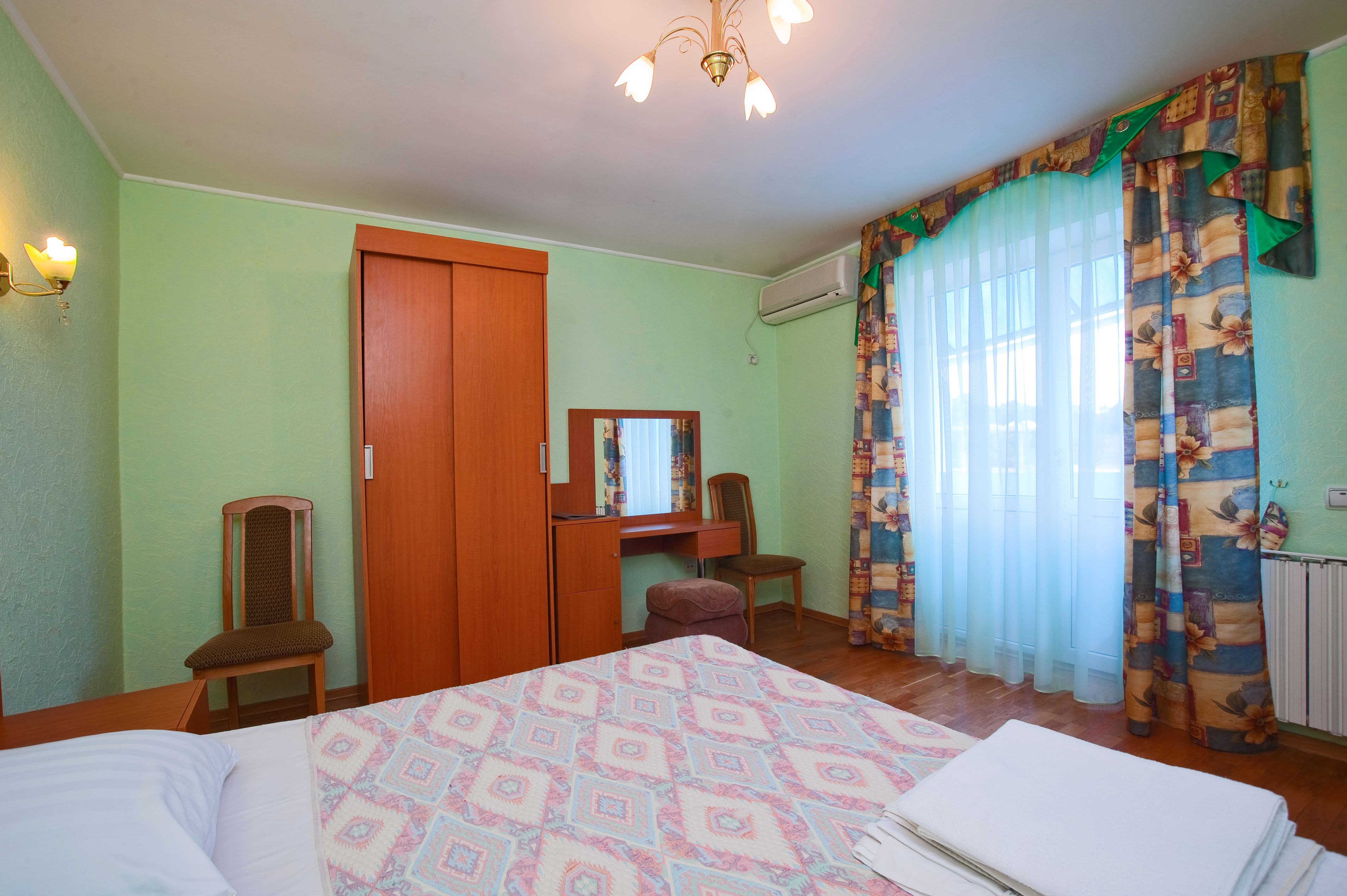 Четырехместный номер эконом-класса с общей ванной комнатой