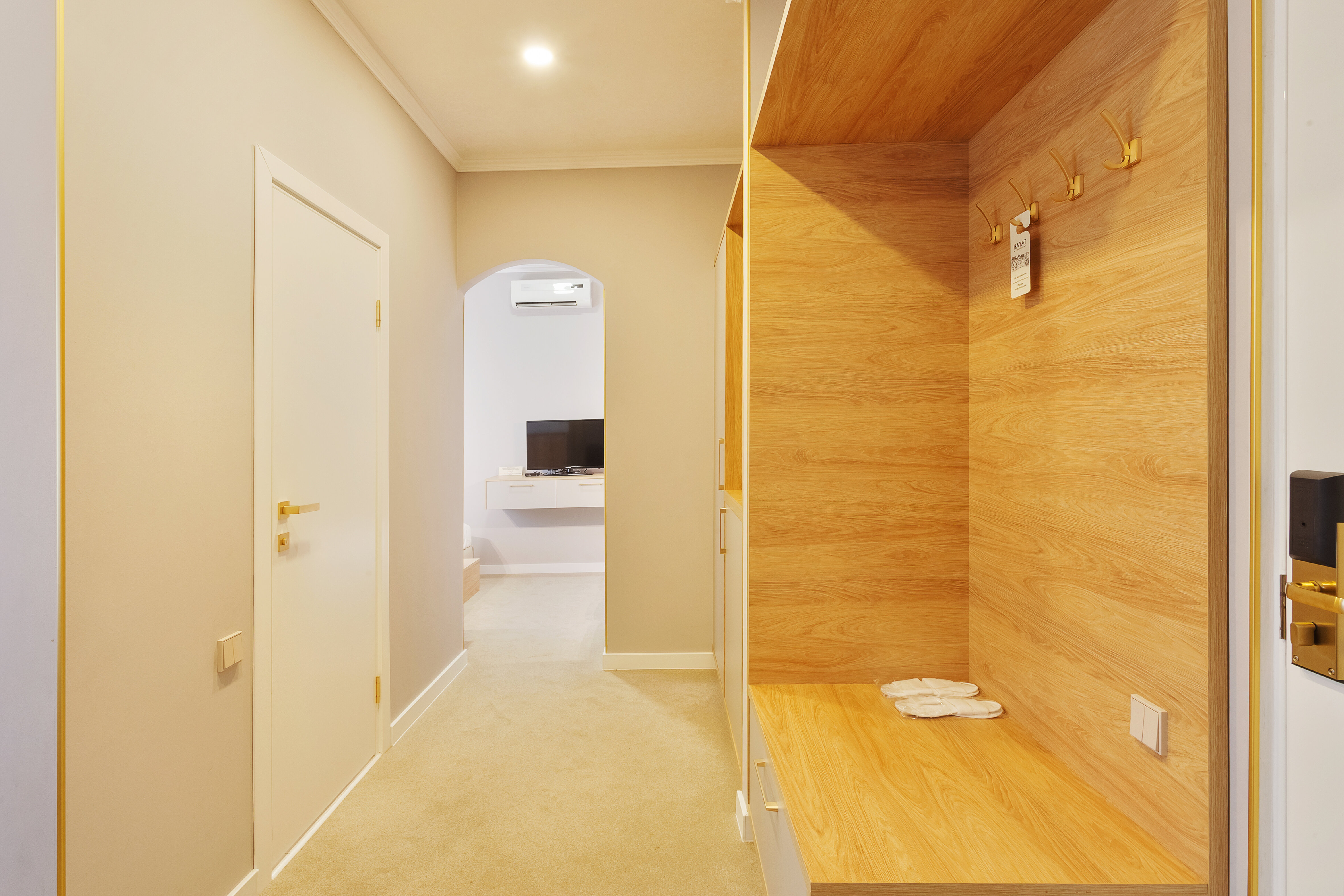 Стандартный номер с 2 односпальными кроватями и диваном