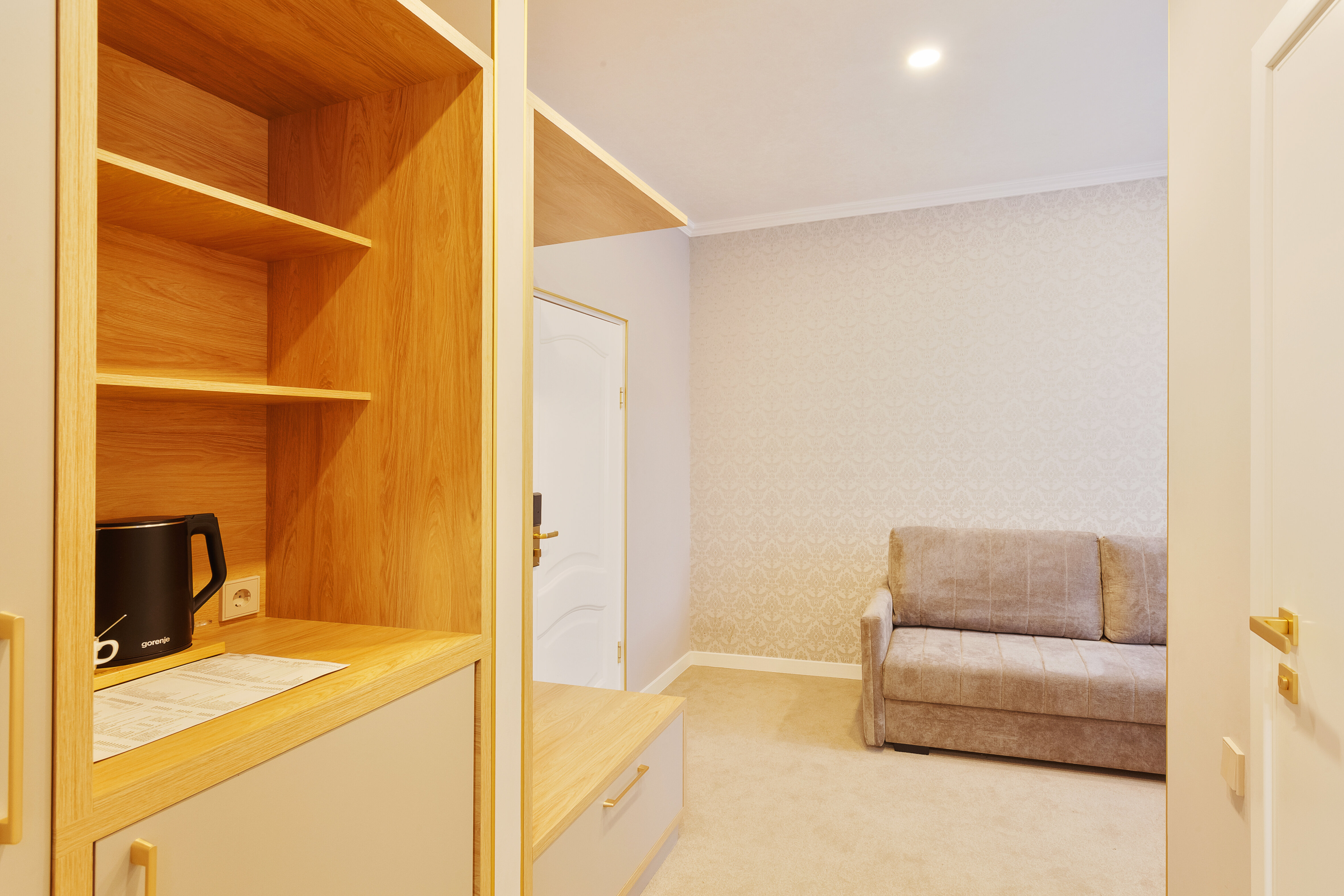 Стандартный номер с 2 односпальными кроватями и диваном