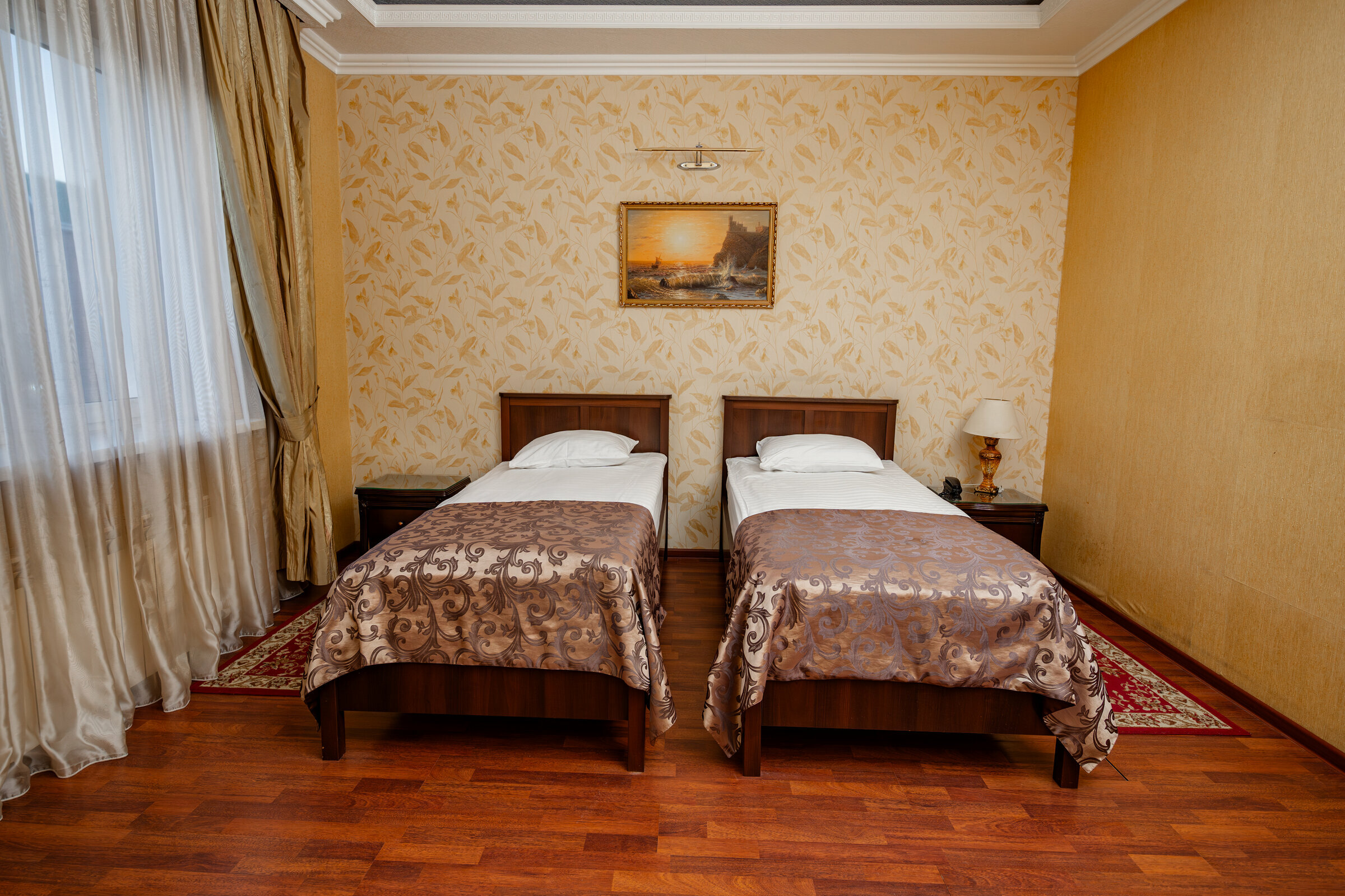 Стандартный двухместный номер с 2 отдельными кроватями и общей ванной комнатой