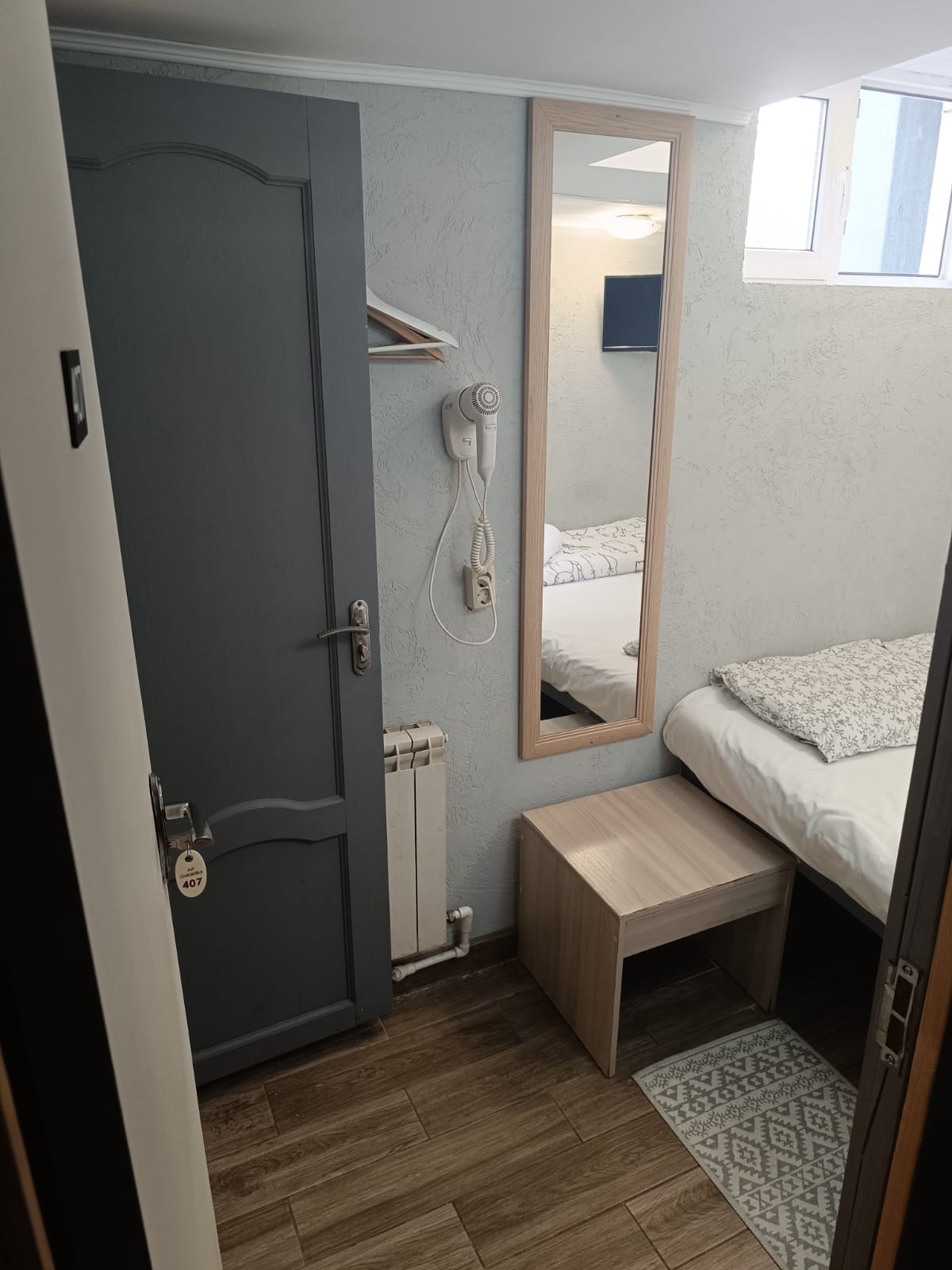 Небольшой двухместный номер с 1 кроватью и душем и телевизором