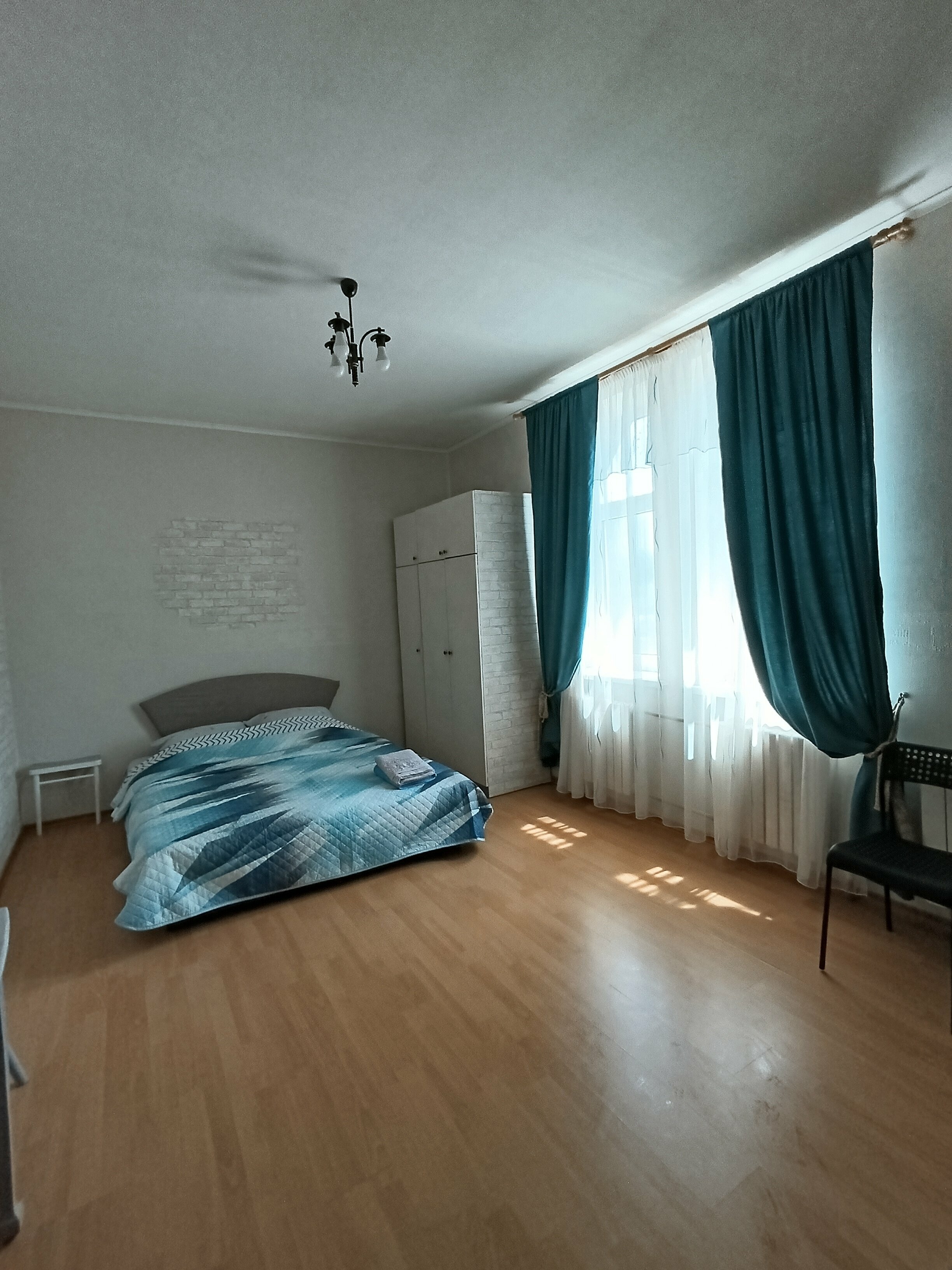 Стандартный двухместный номер с кроватью и общей ванной комнатой