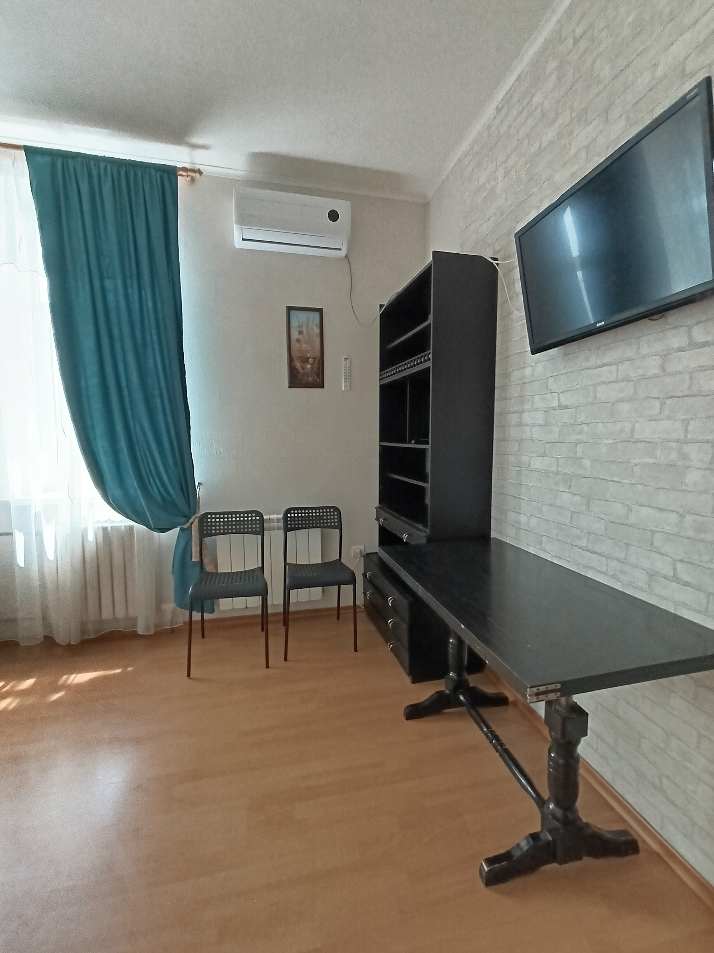 Стандартный двухместный номер с кроватью и общей ванной комнатой