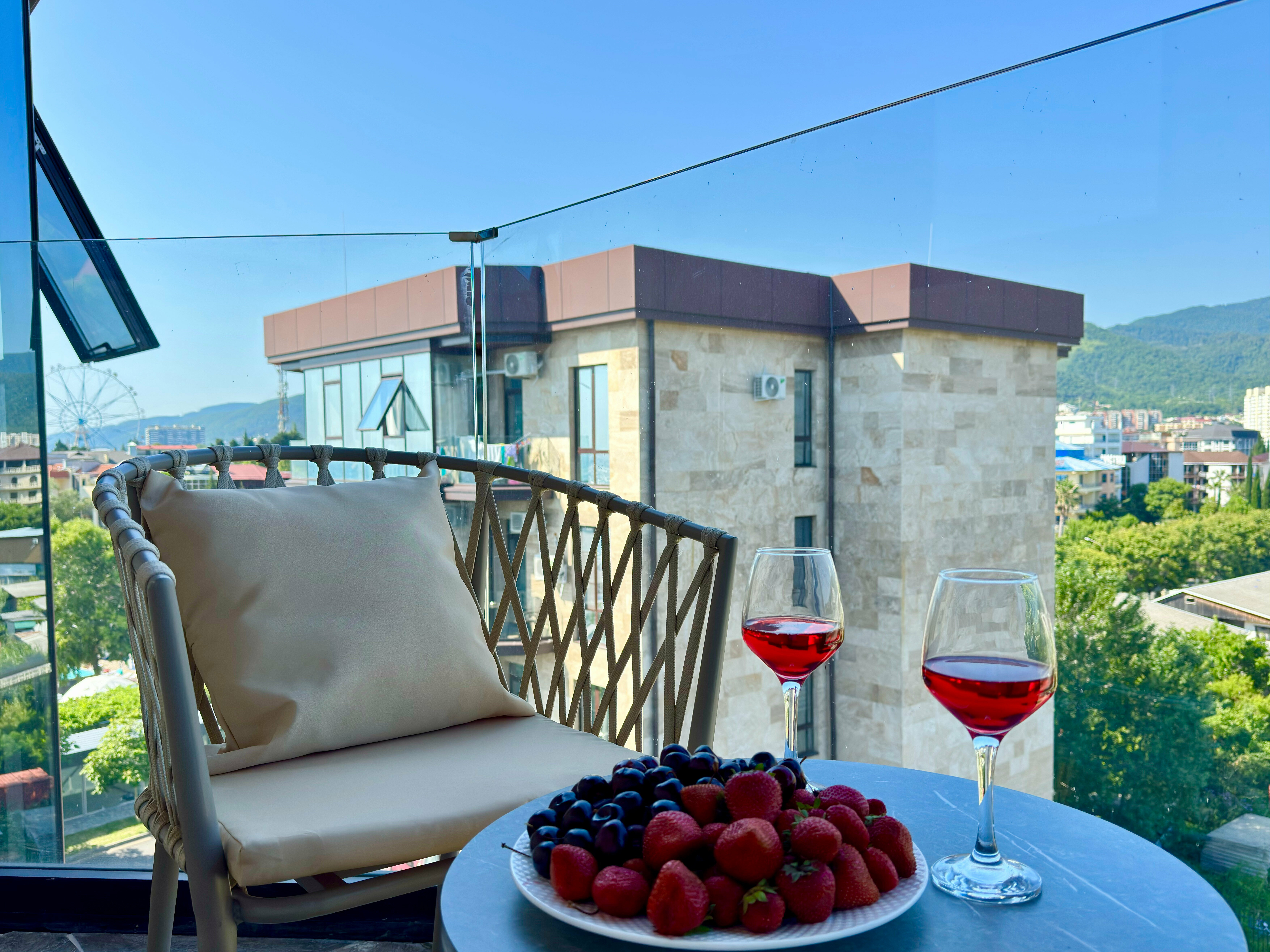 Апартамент c видом на морe и гоpы