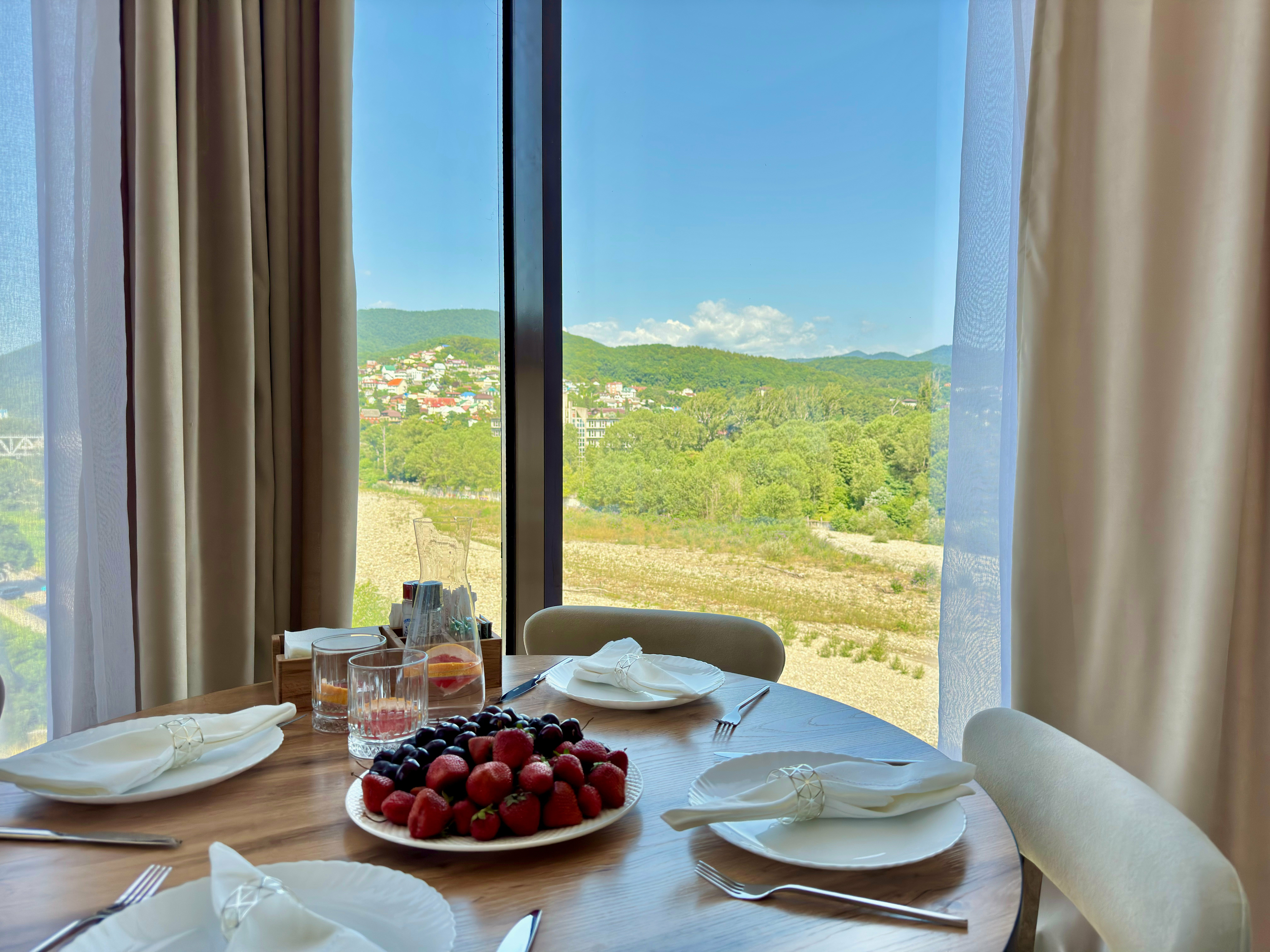 Апартамент c видом на морe и гоpы