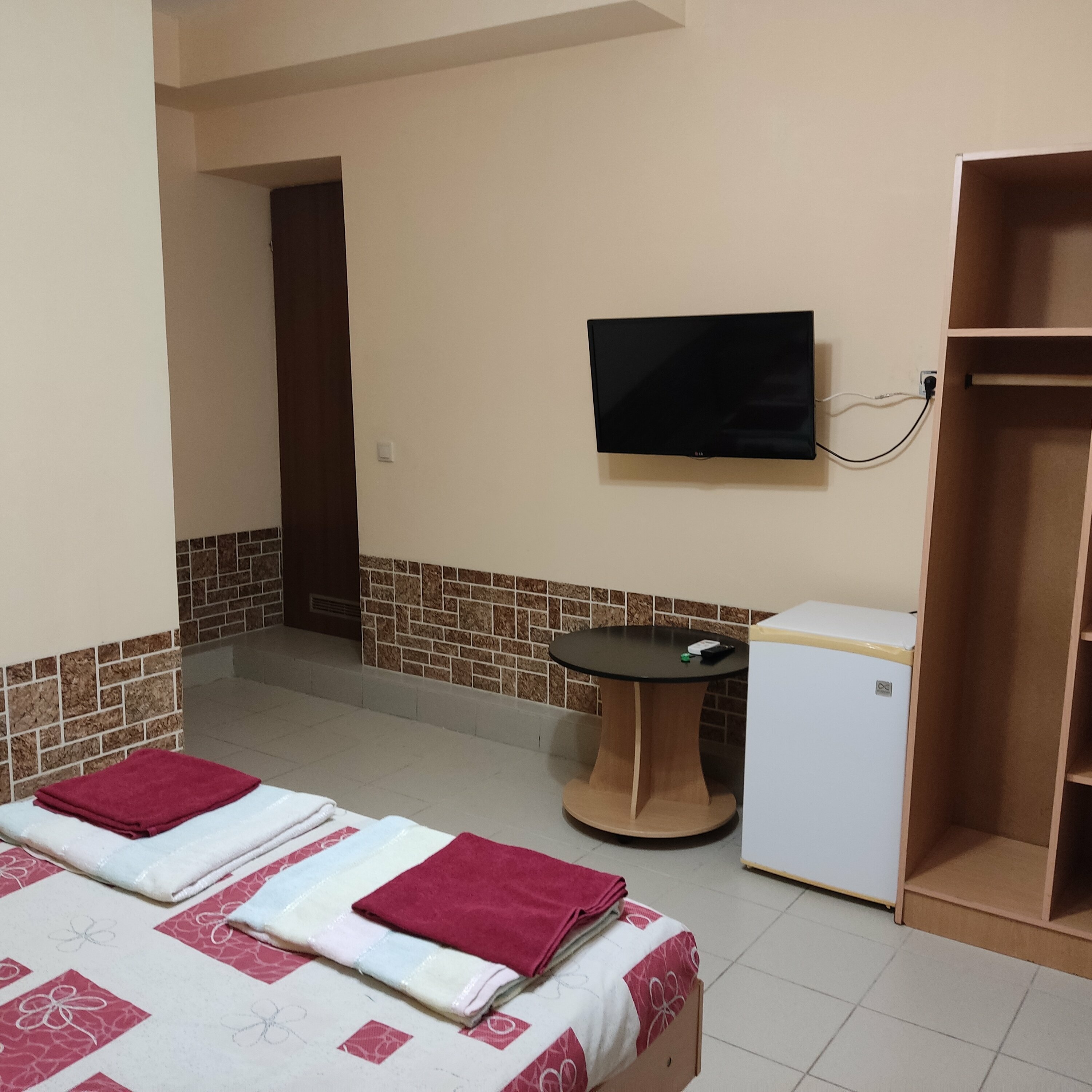 Трехместный номер эконом-класса (Цокольный этаж)