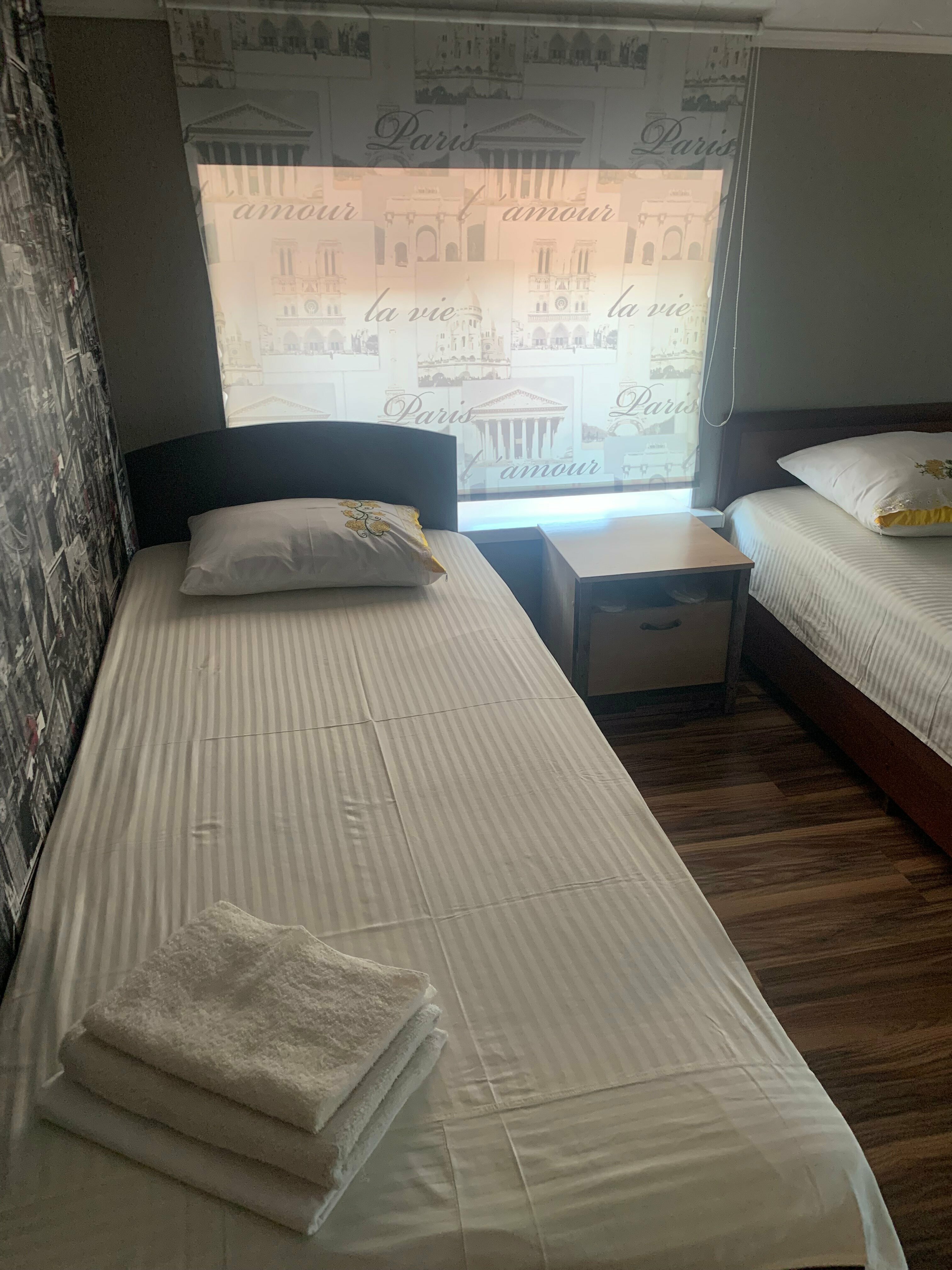 Четырехместный номер с собственной ванной комнатой вне номера