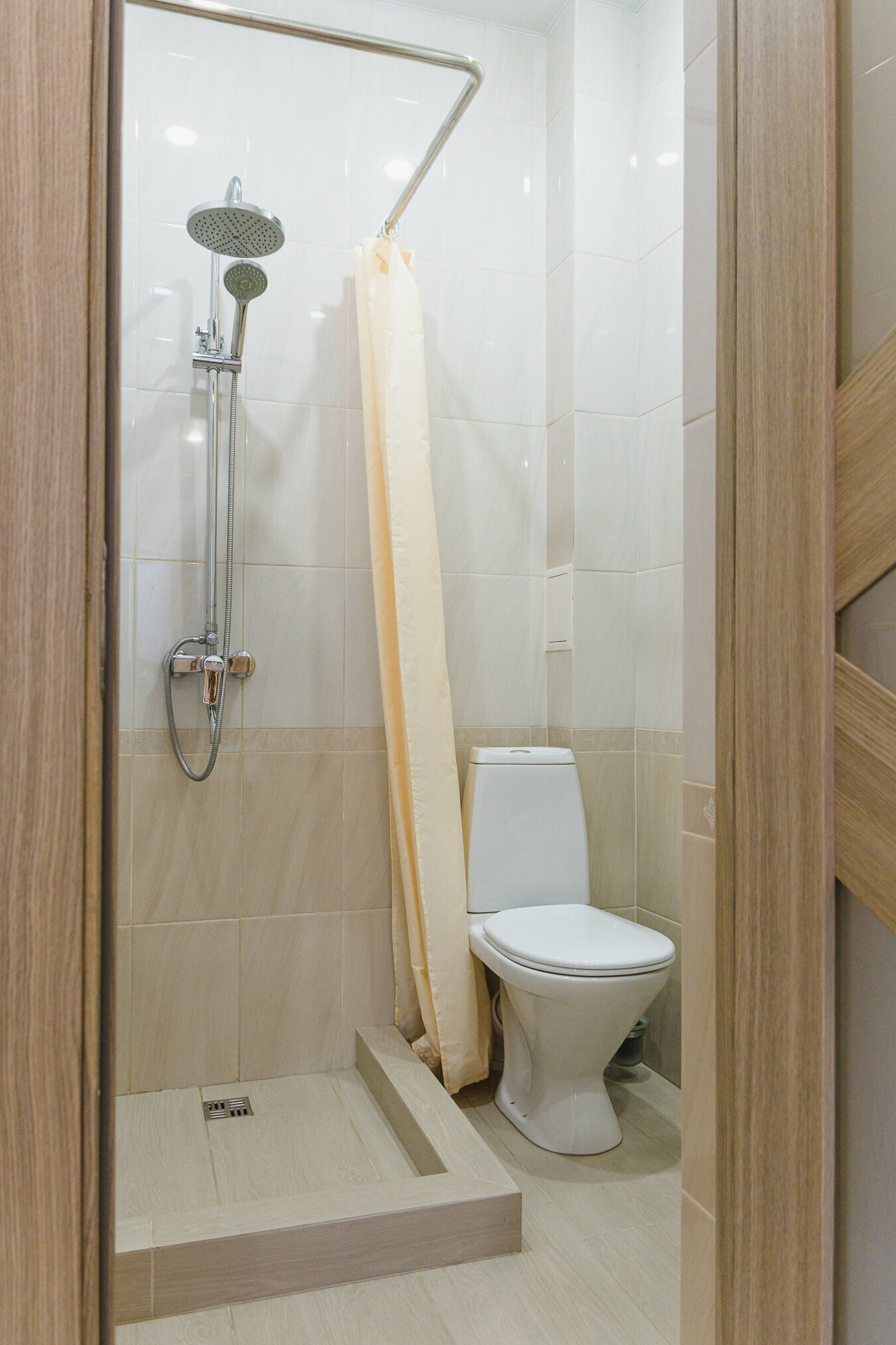 Двухместный номер с 1 кроватью или двумя отдельными кроватями, мини кухней и душевой.