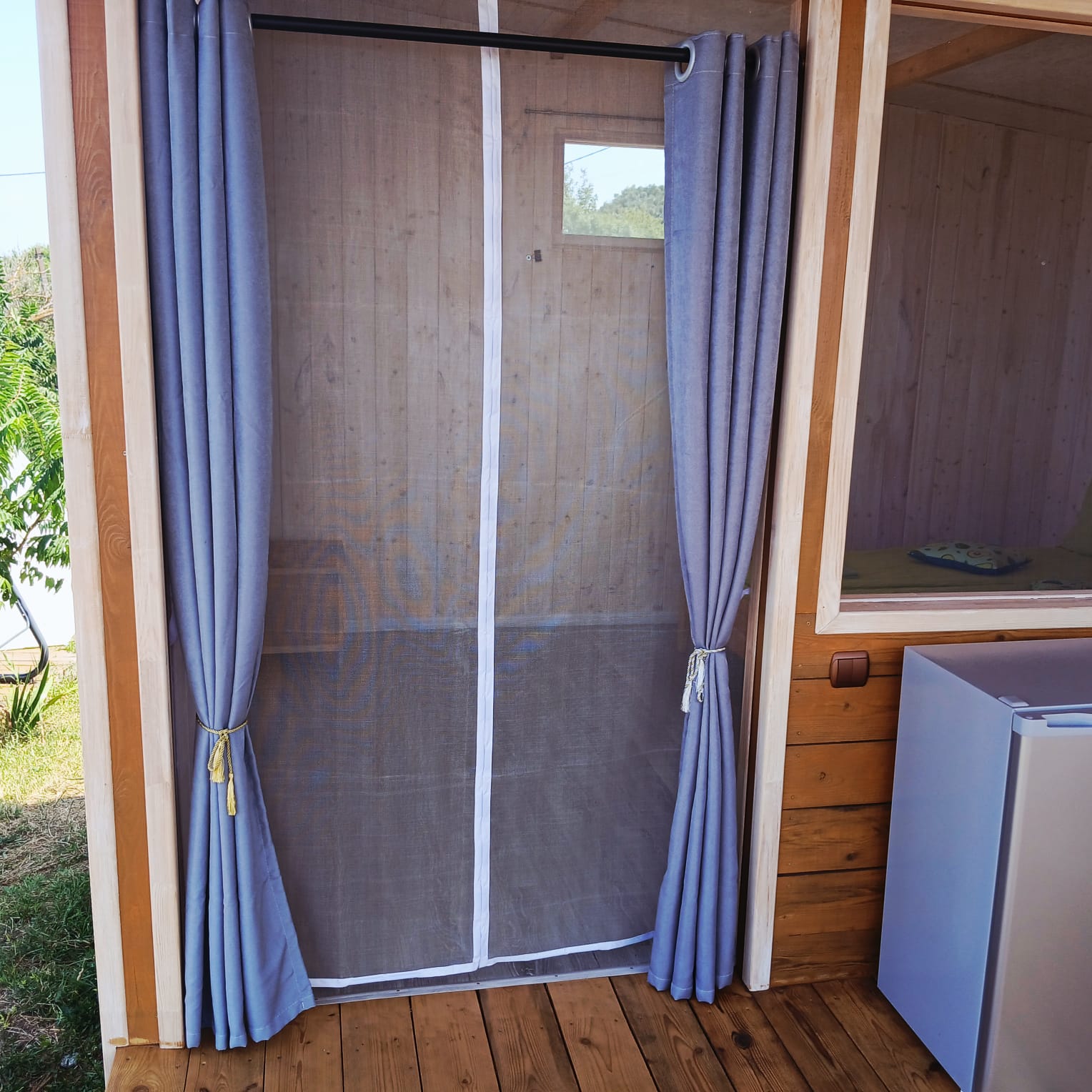 Глэмп-домик с видом на море