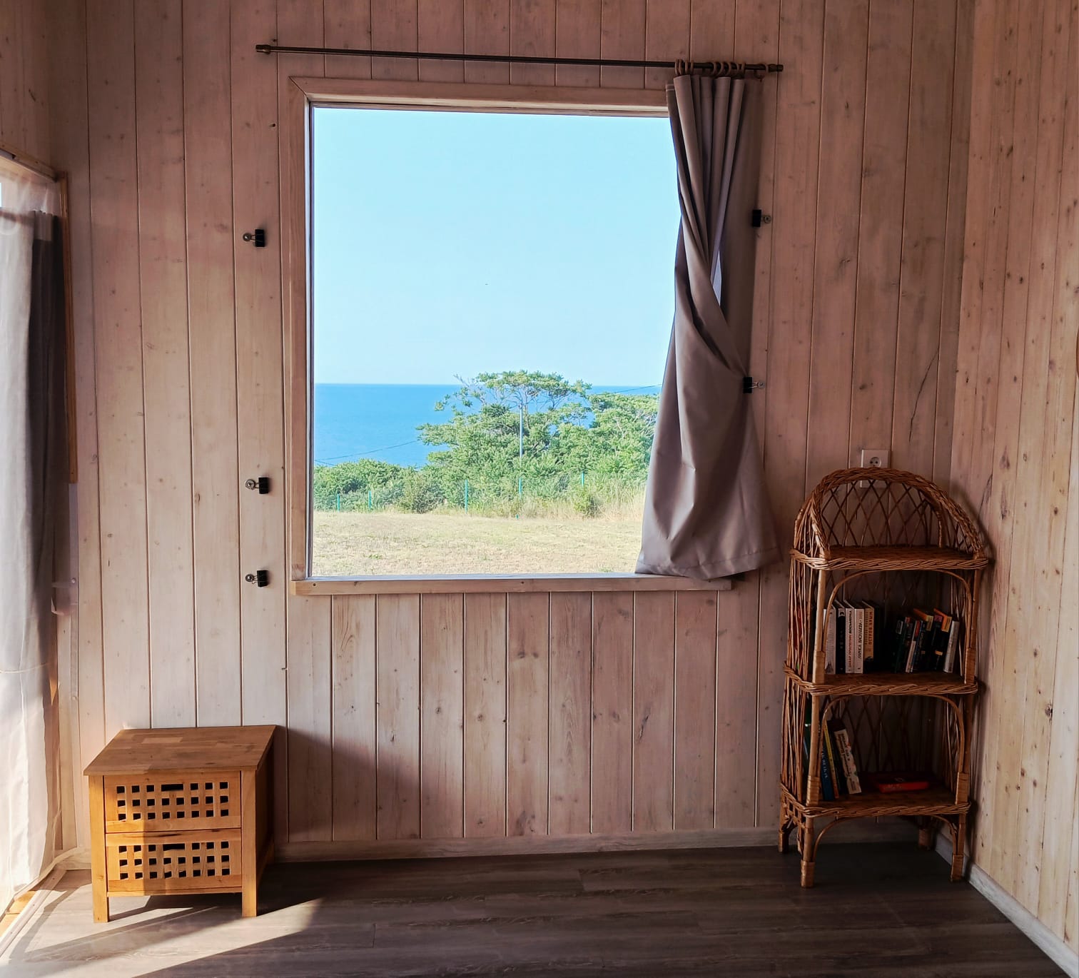 Глэмп-домик с видом на море