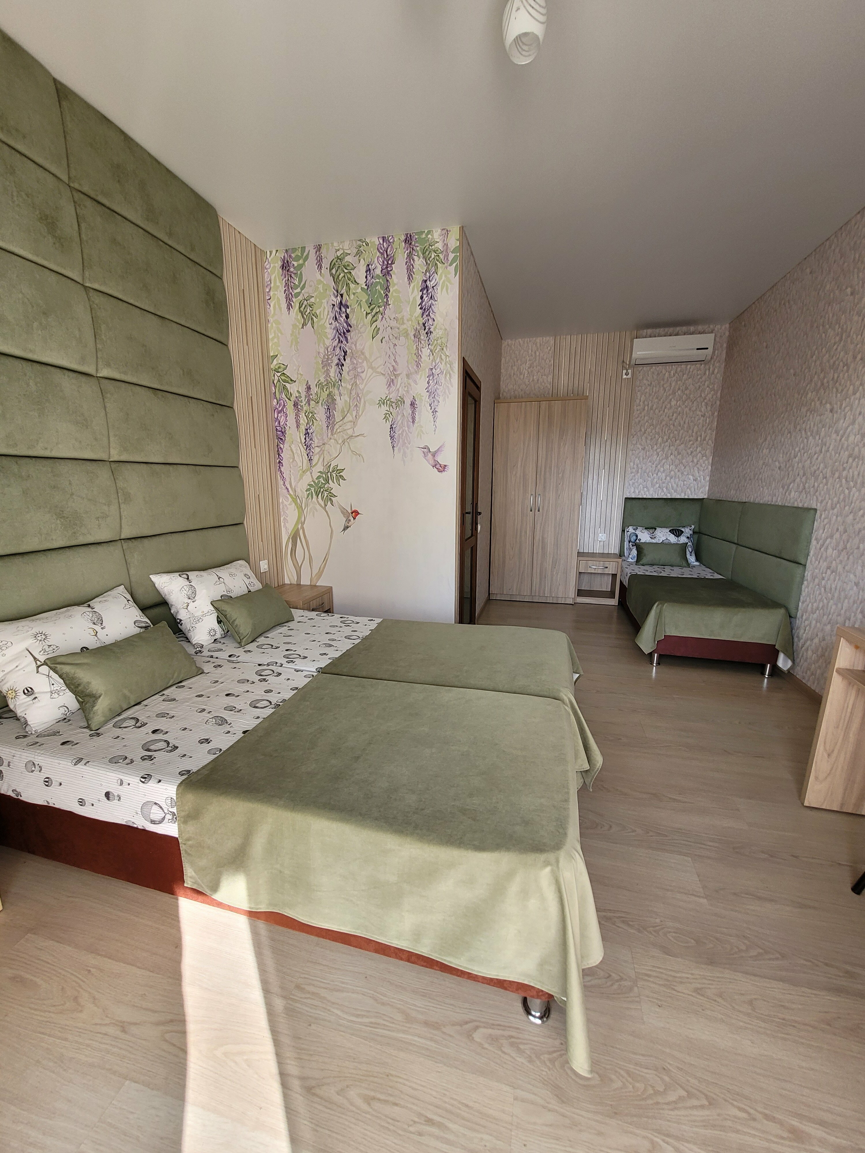 Трехместный номер с балконом