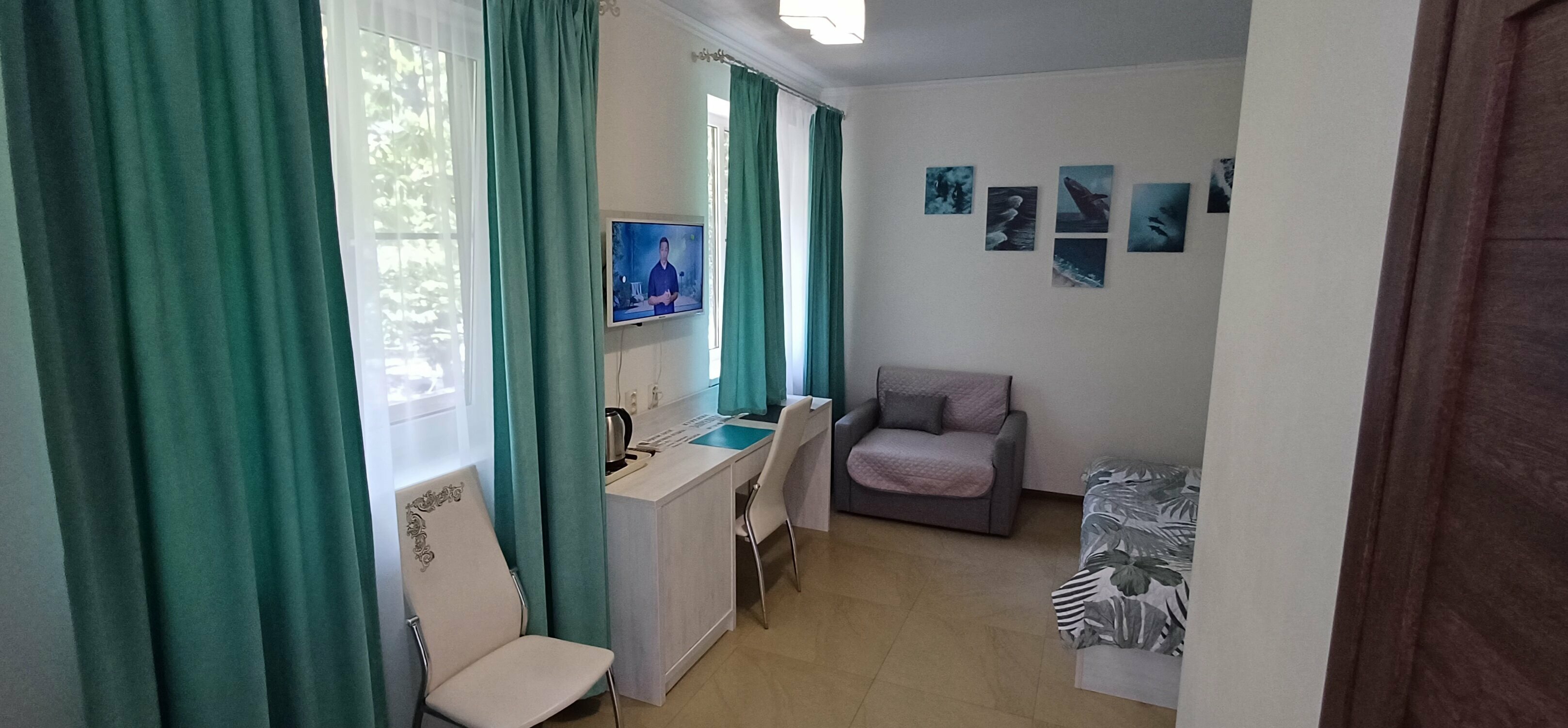 Номер делюкс с большой двухспальной кроватью