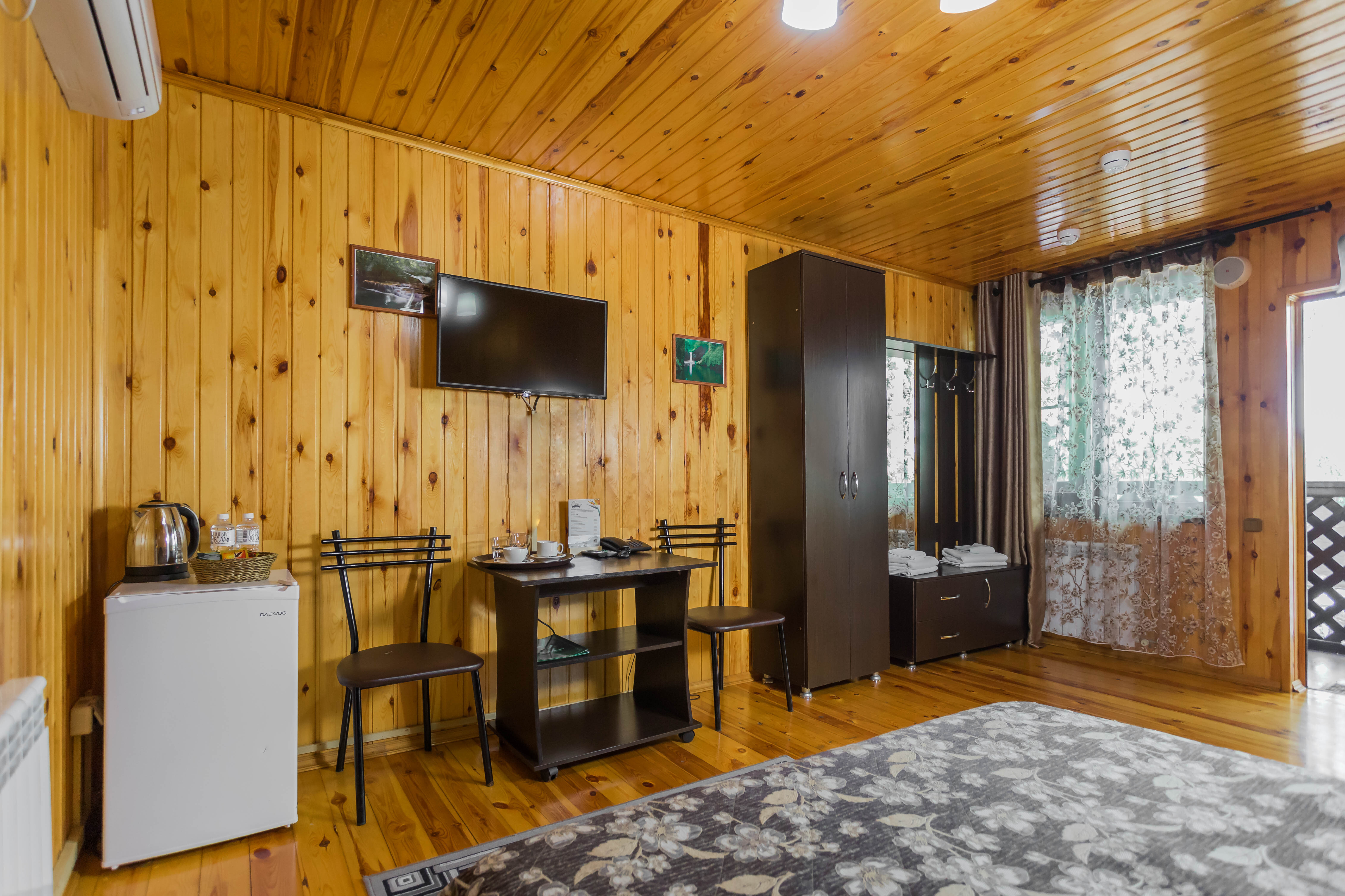 Двухместный номер Стандарт в гостинице на берегу реки с мангальной зоной