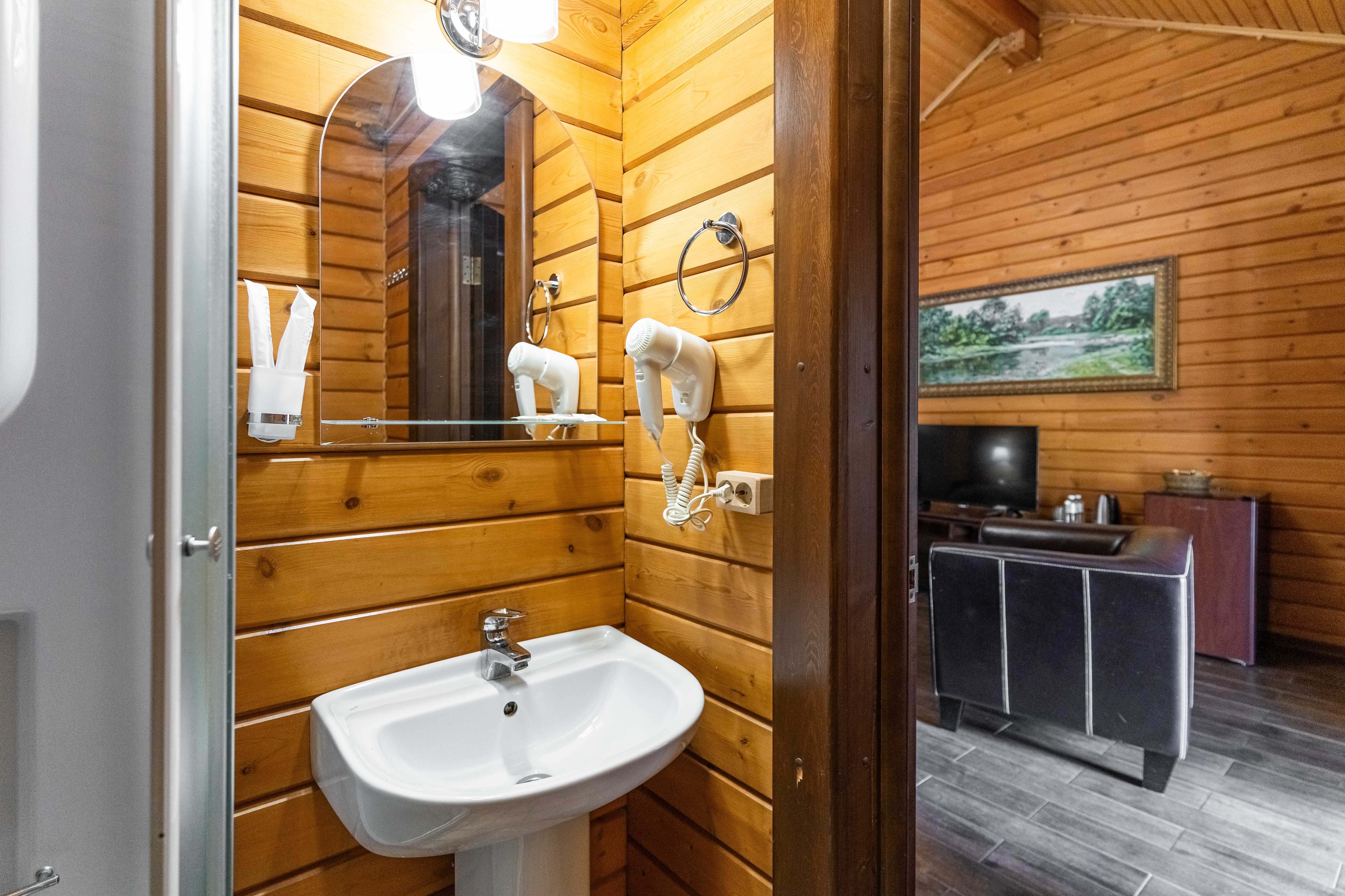 VIP номер на обособленной территории в парковой зоне у реки