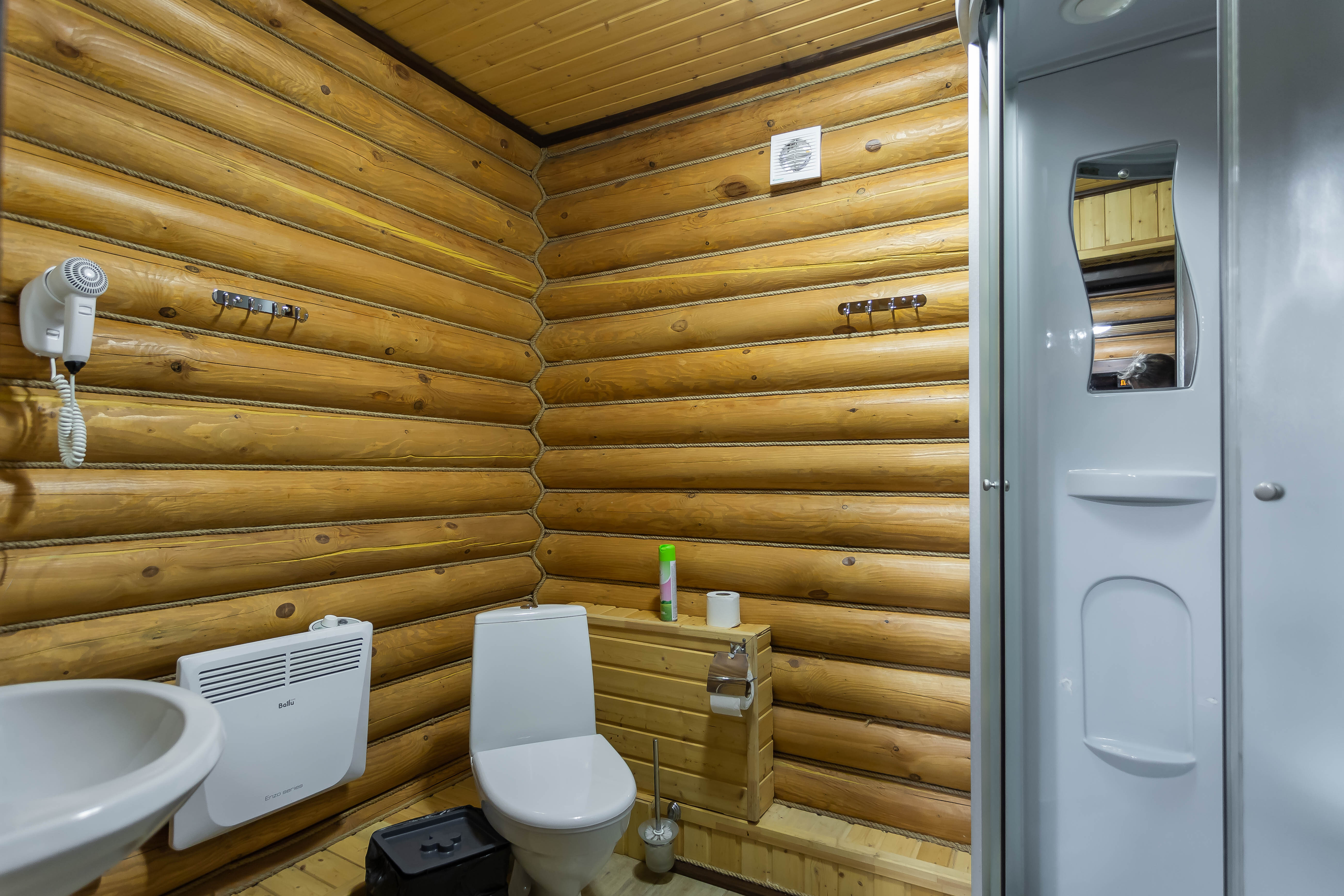 Двухэтажный "Дом Рыбака №1" на берегу реки с 4-мя спальнями, с закрытой территорией и зоной барбекю