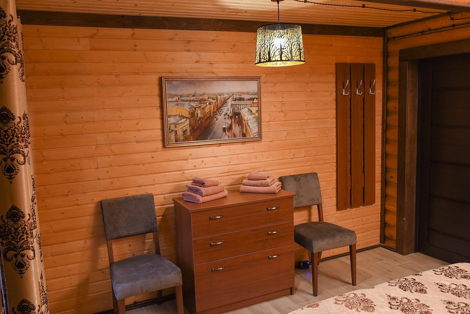 Двухэтажный "Дом Рыбака №1" на берегу реки с 4-мя спальнями, с закрытой территорией и зоной барбекю