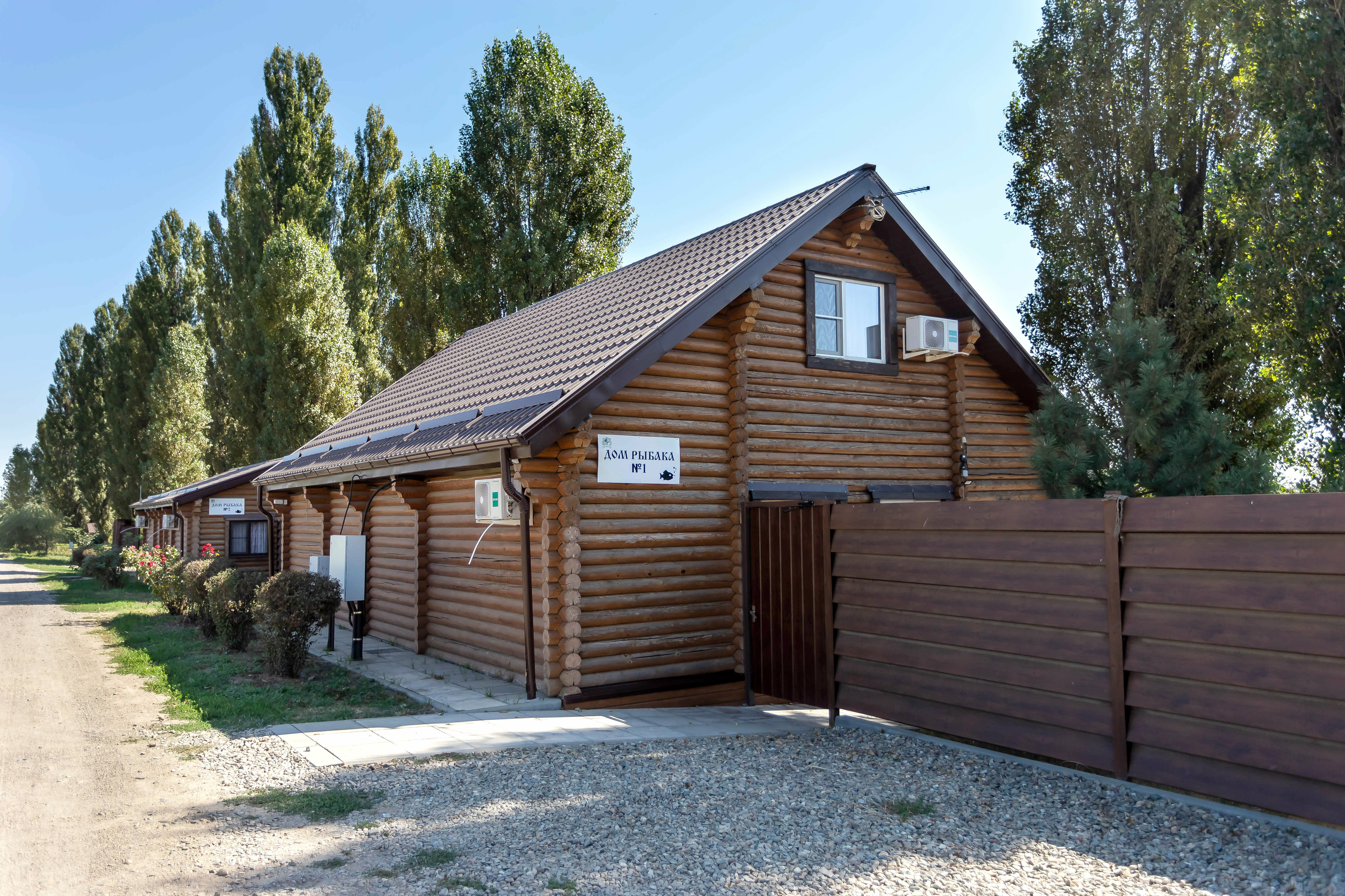Двухэтажный "Дом Рыбака №1" на берегу реки с 4-мя спальнями, с закрытой территорией и зоной барбекю