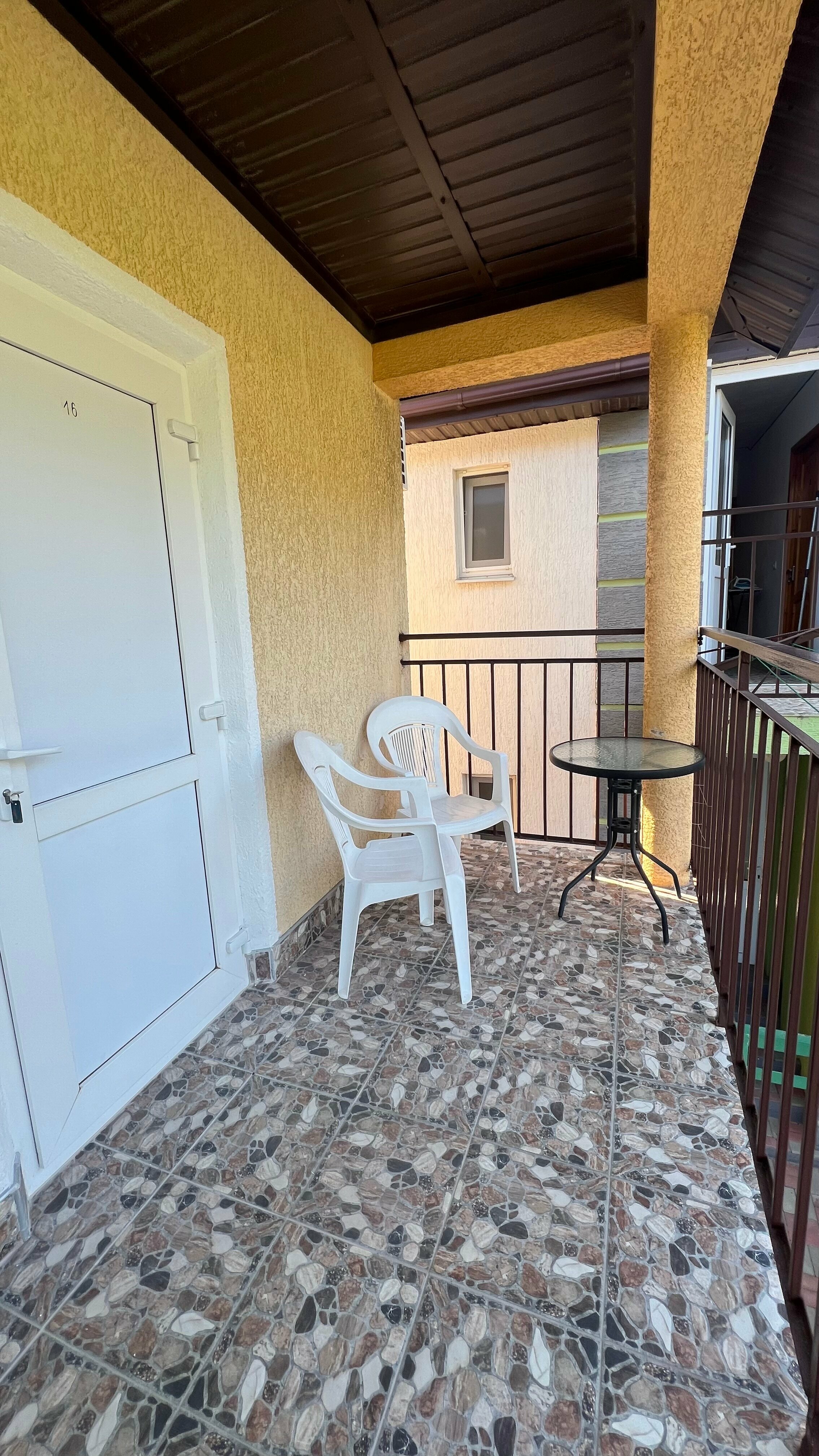 Трехместный номер с террасой видом на горы №16