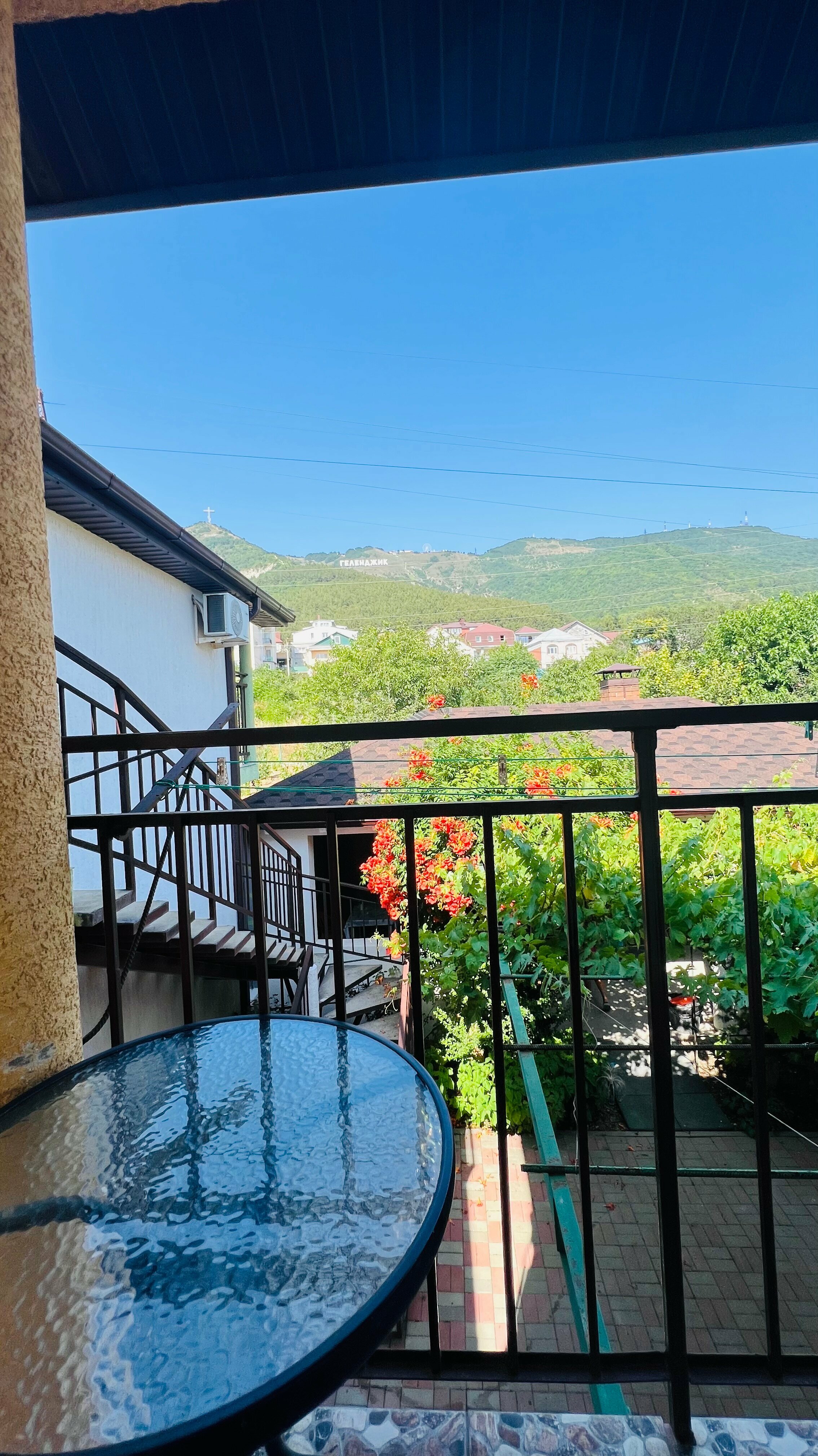 Трехместный номер с террасой видом на горы №16