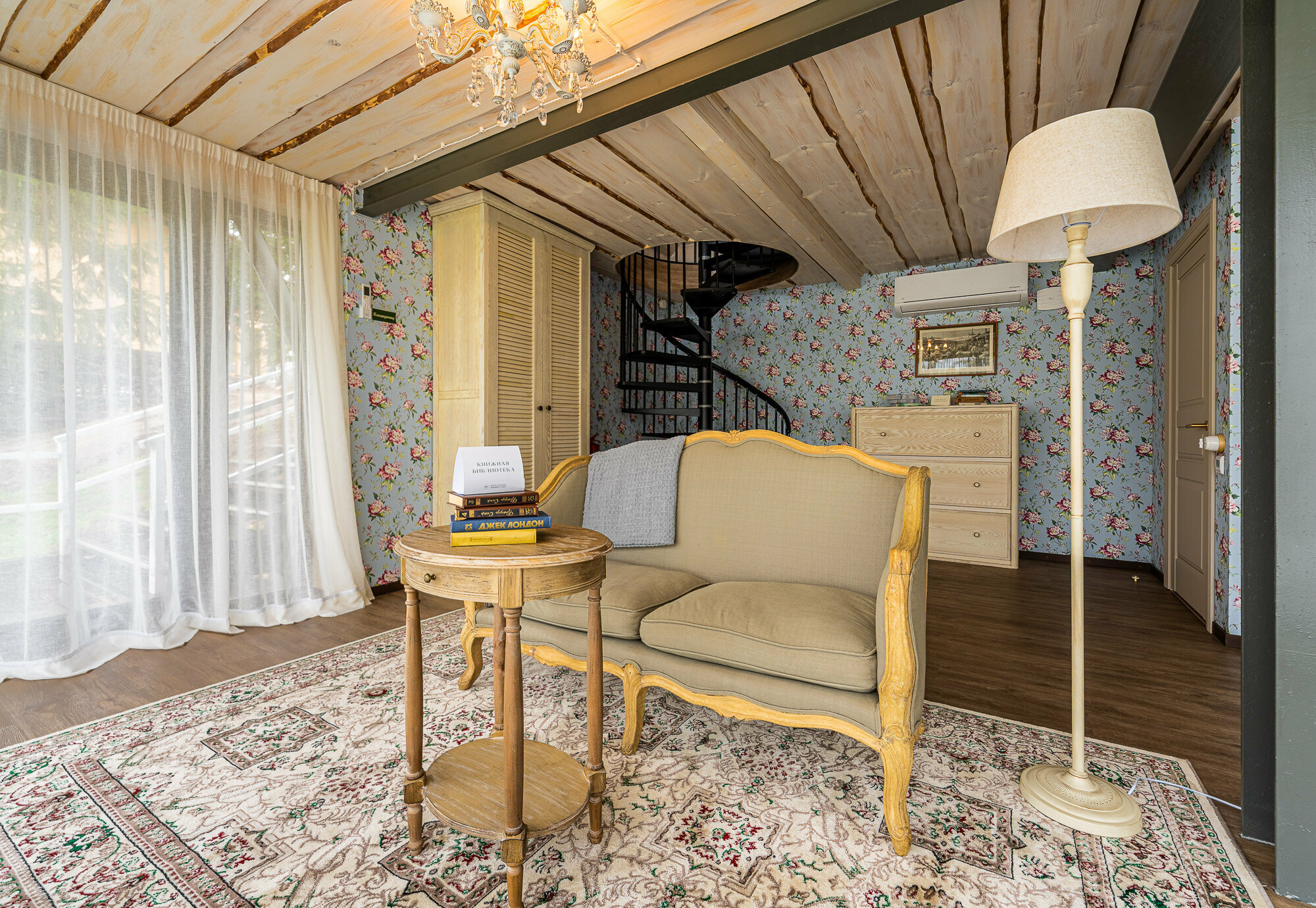 Дом "Парящий, с библиотекой.