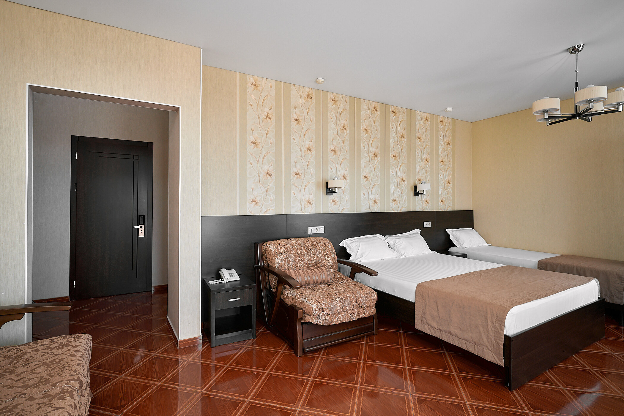 Семейный с балконом (вид на бассейн)