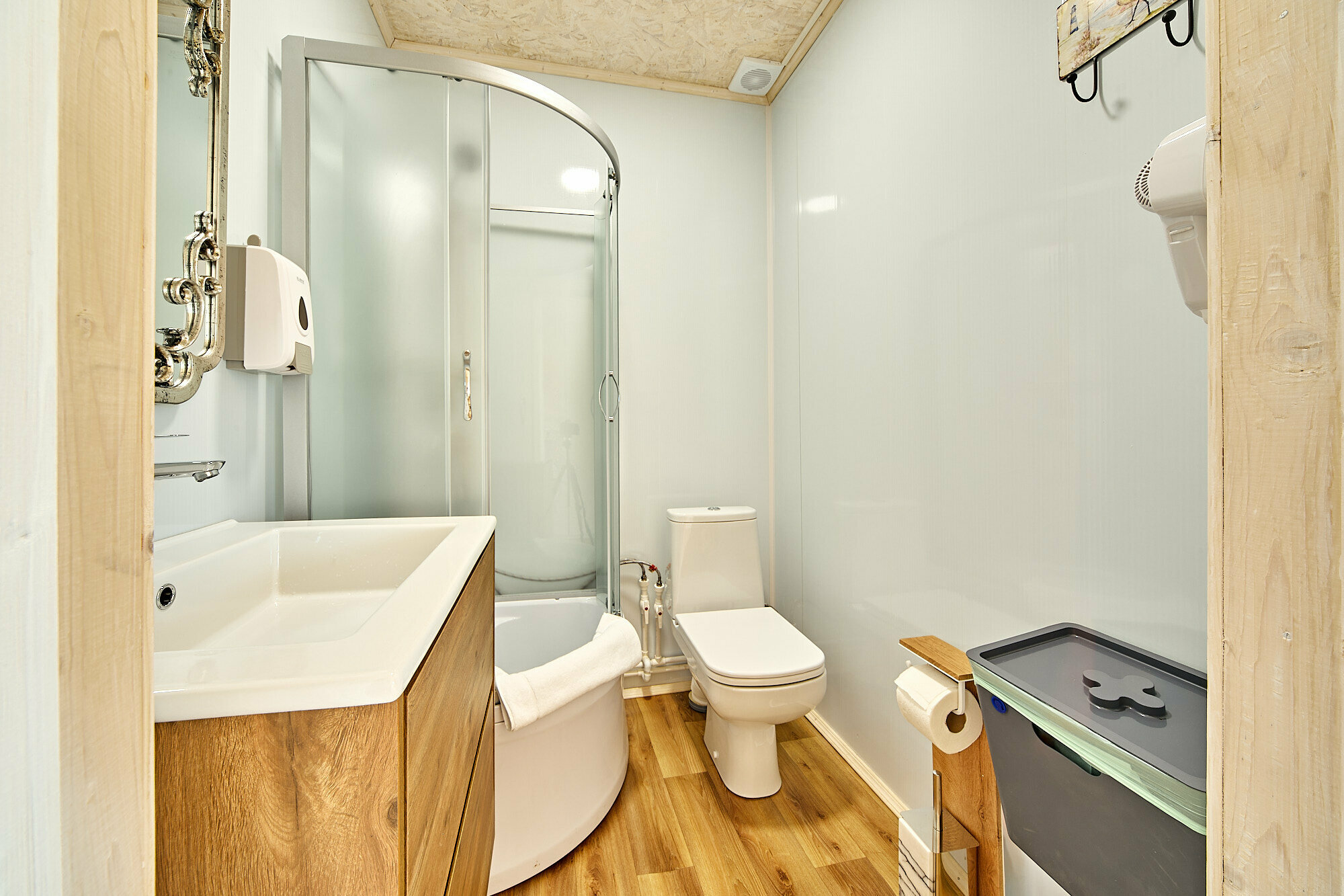 Апартаменты с 2 отдельными кроватями, панорамным окном, душем, туалетом и кухней