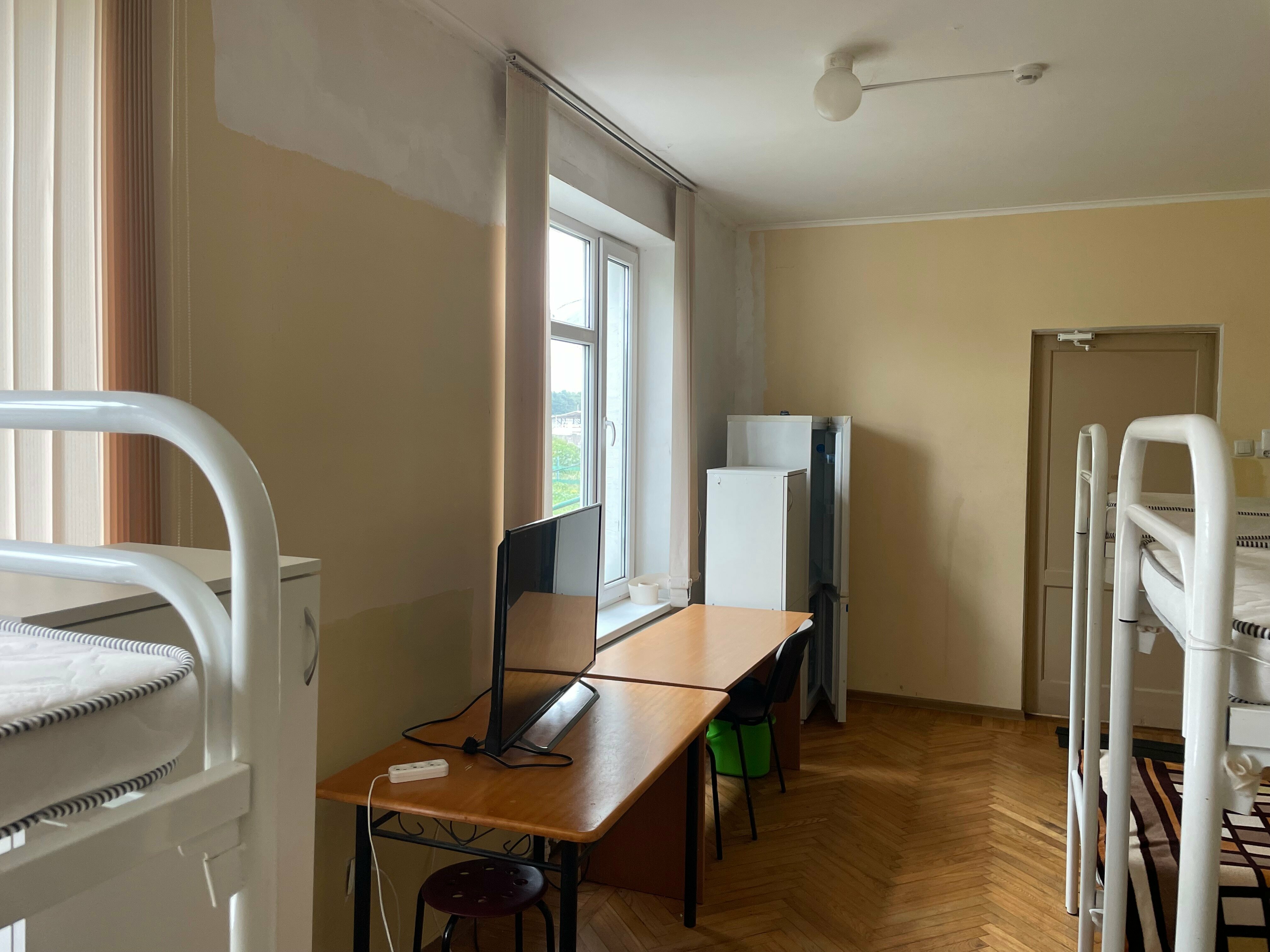 Односпальная кровать в общем номере с 10 кроватями