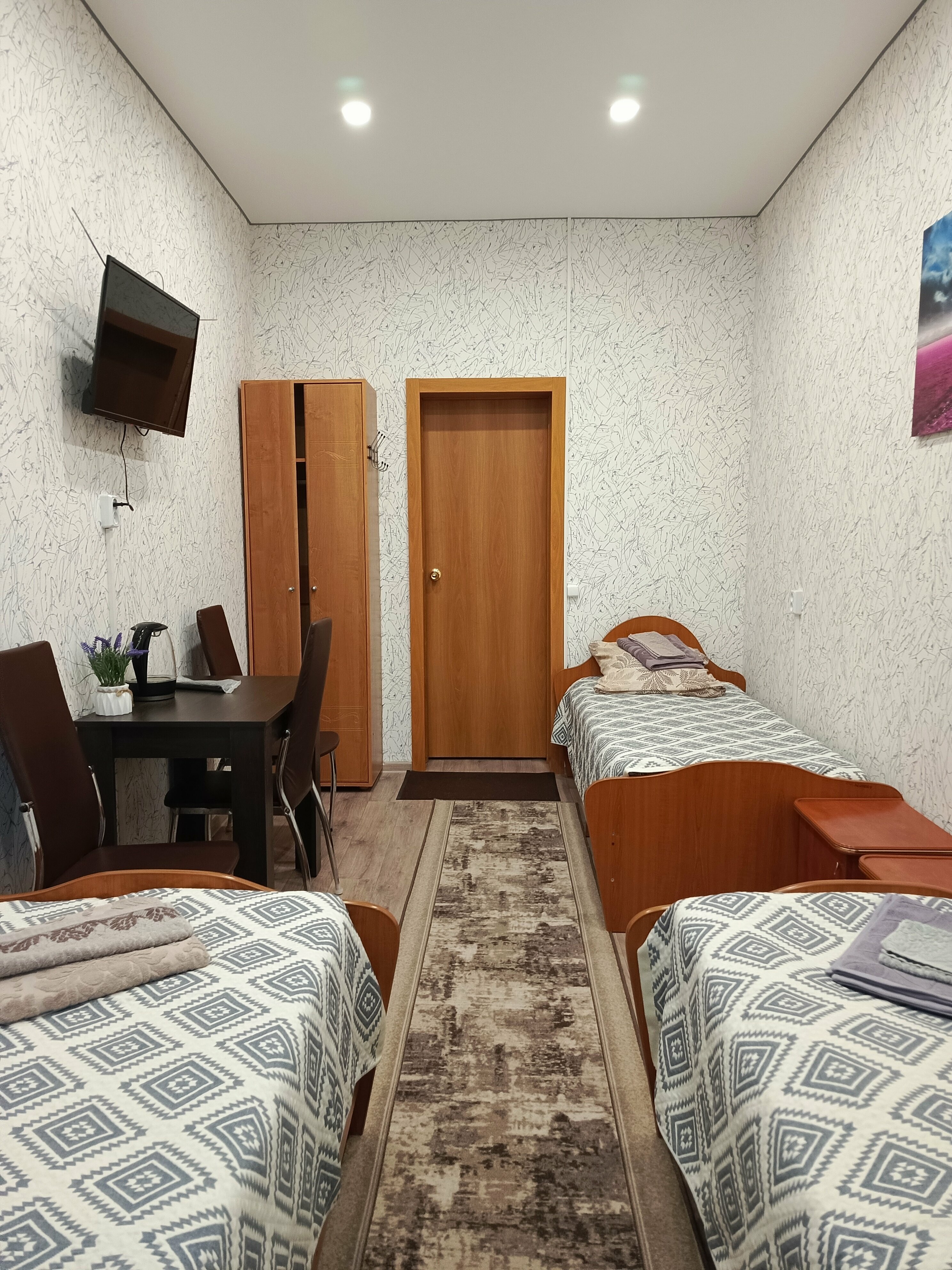 Трехместный номер с основными удобствами и общей ванной комнатой