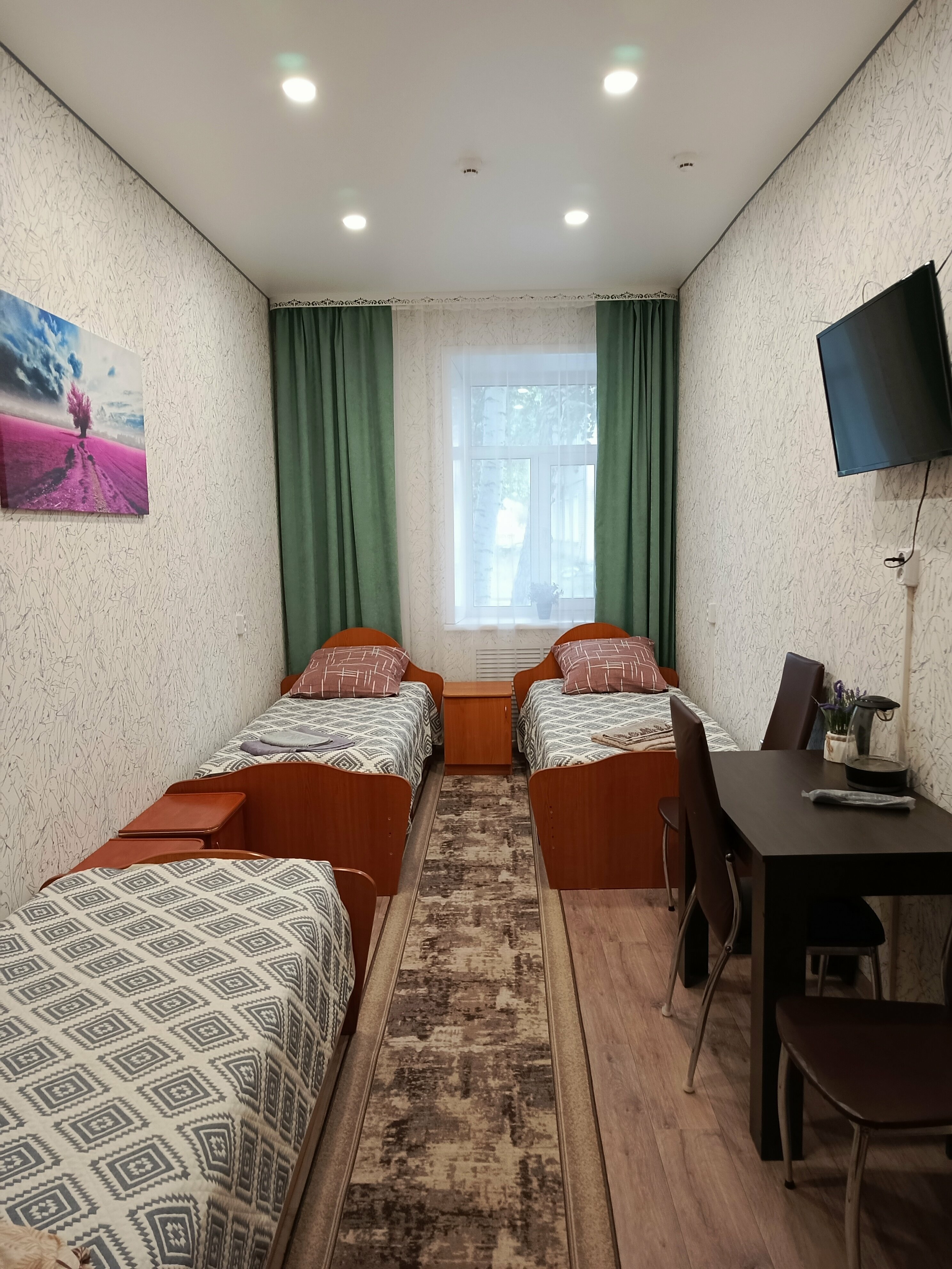 Трехместный номер с основными удобствами и общей ванной комнатой