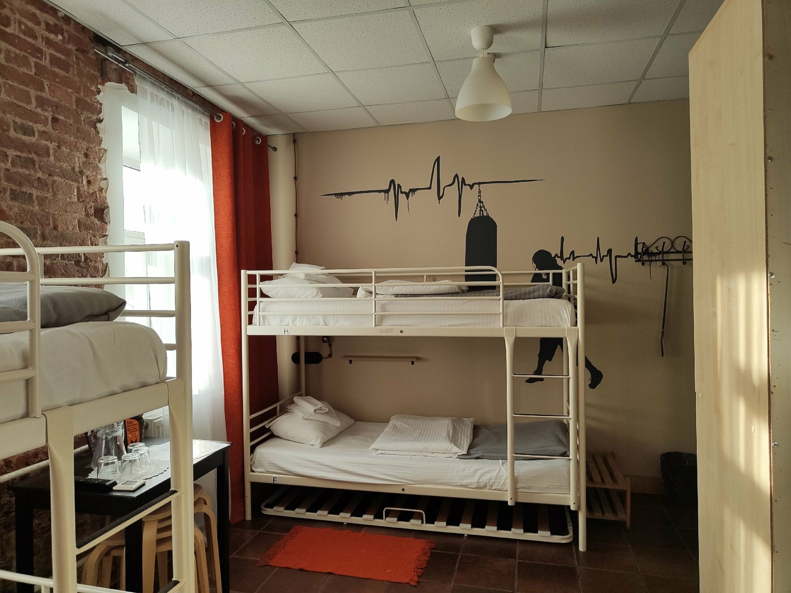 Шестиместный номер с собственной душевой комнатой