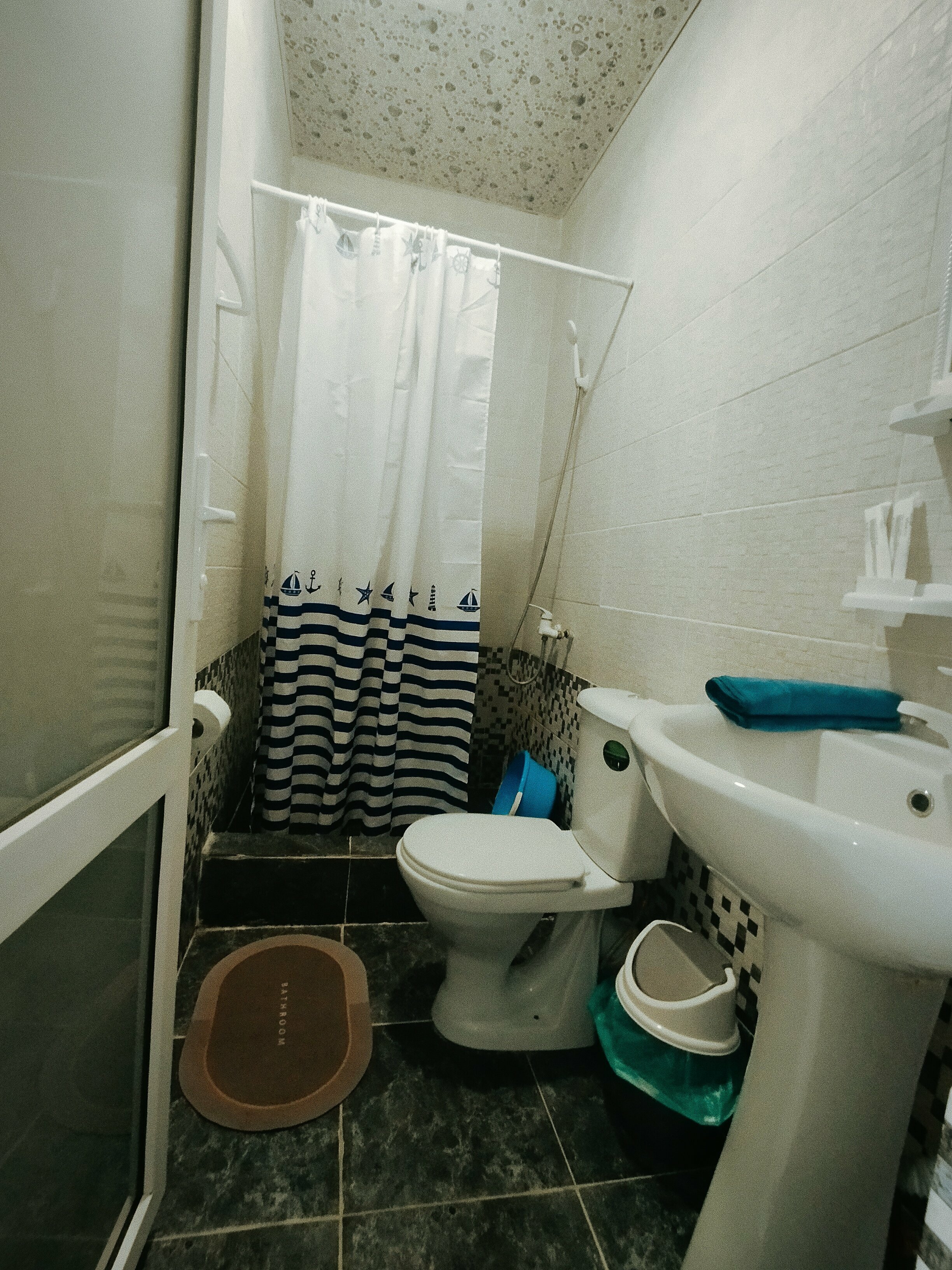 Трехместный номер с собственной ванной комнатой